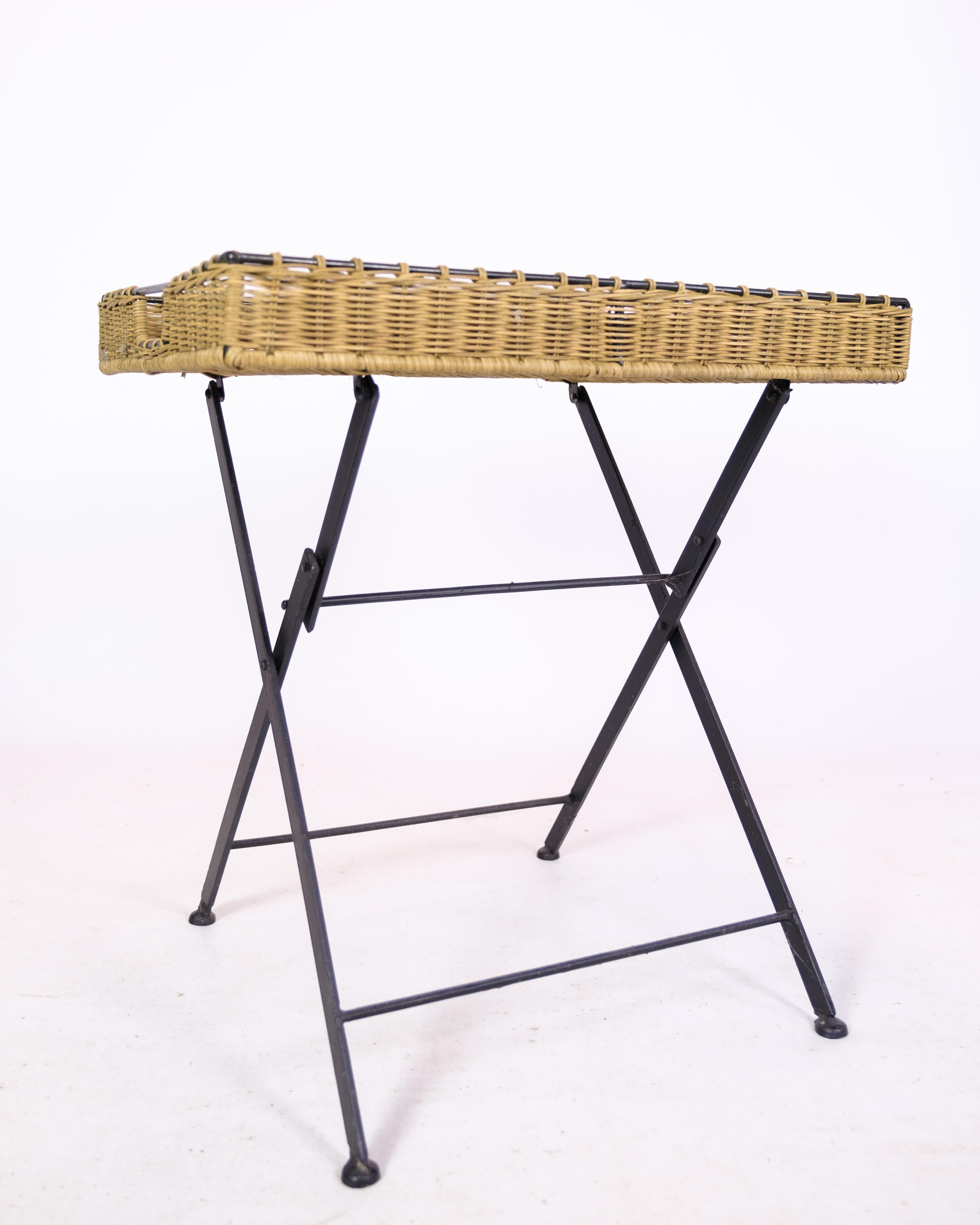 Danois Table d'appoint en osier avec pieds en métal des années 1970 en vente