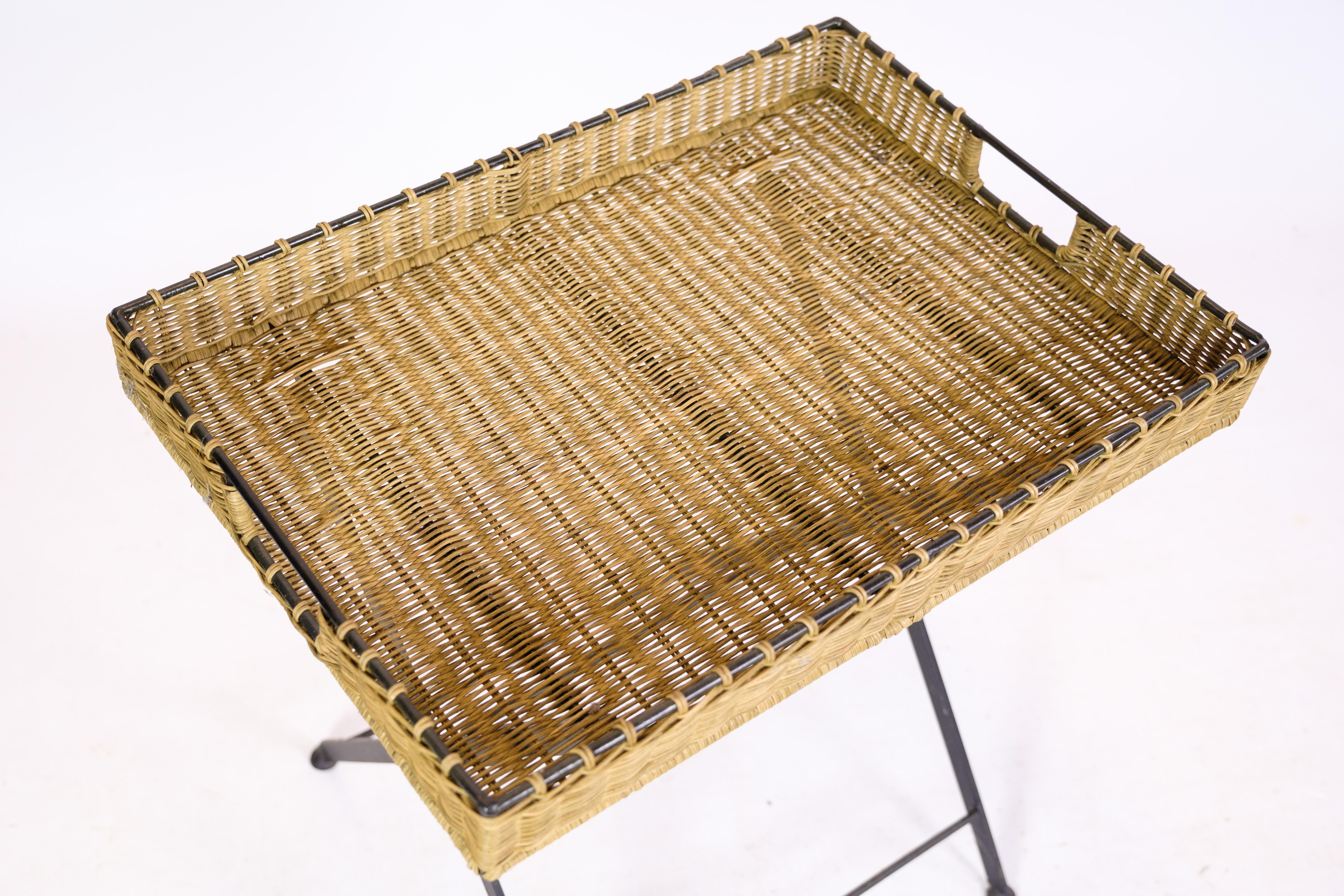 Fin du 20e siècle Table d'appoint en osier avec pieds en métal des années 1970 en vente