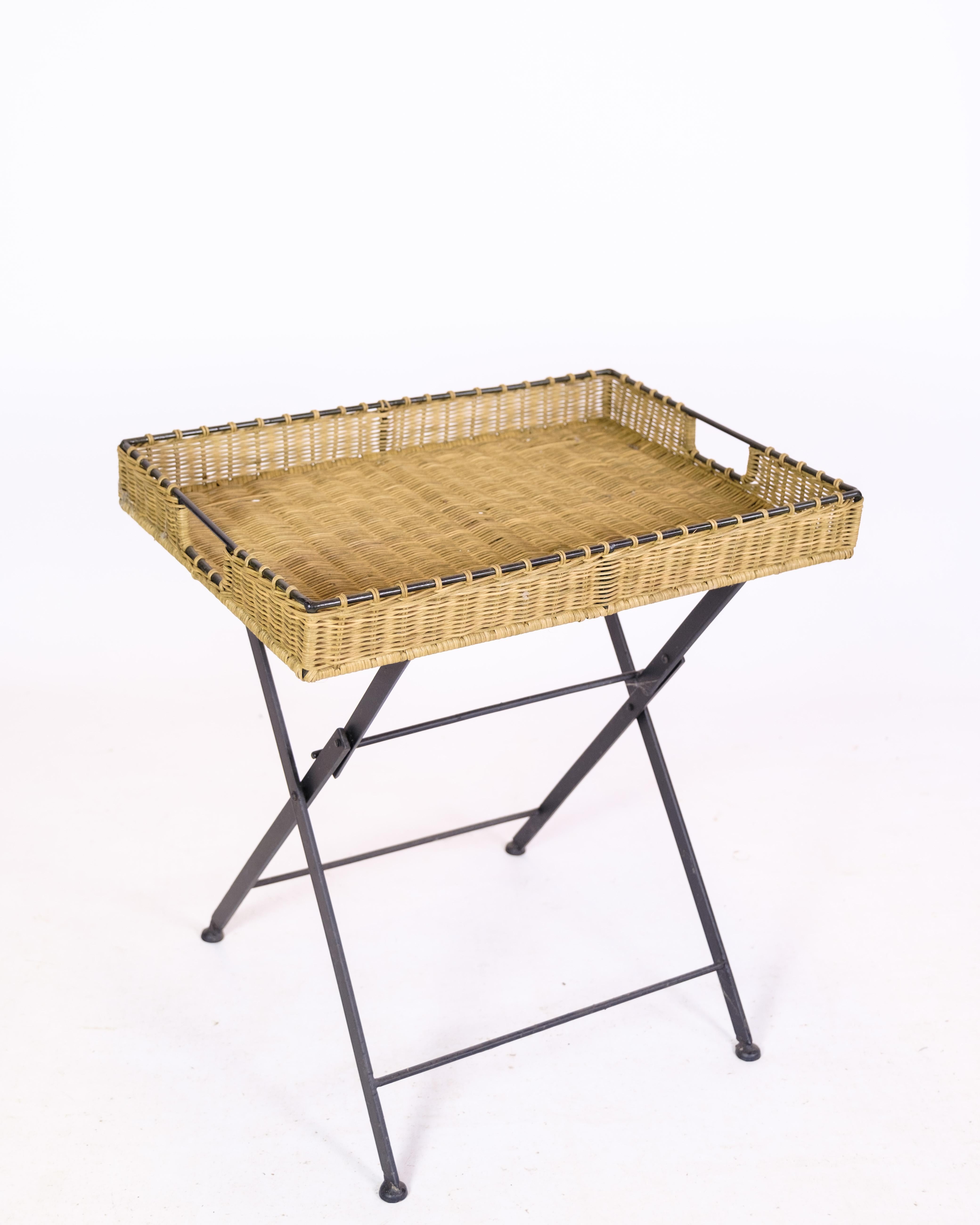 Side Table of Wicker Tray with Metal Legs from the 1970s For Sale 1