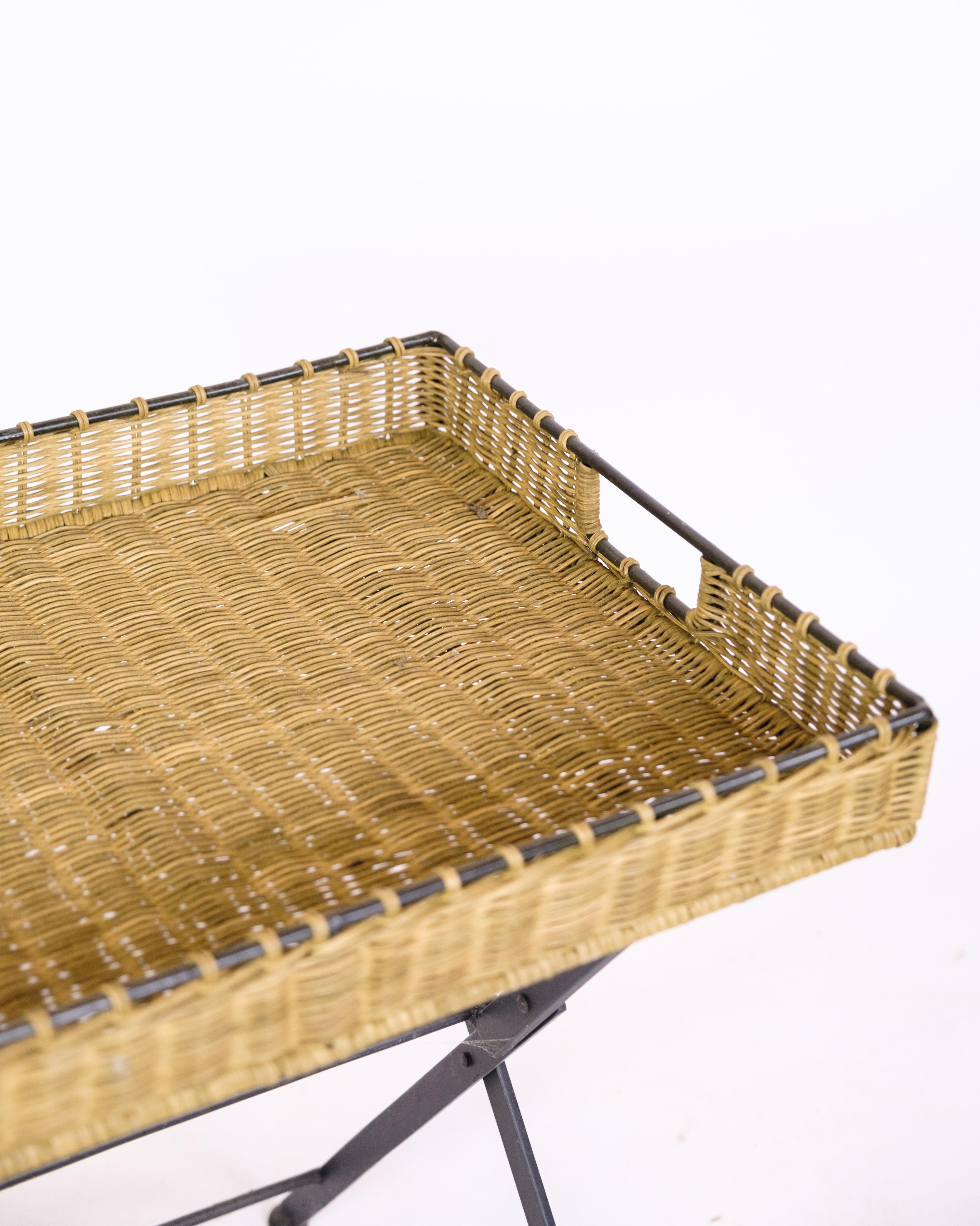 Side Table of Wicker Tray with Metal Legs from the 1970s For Sale 2