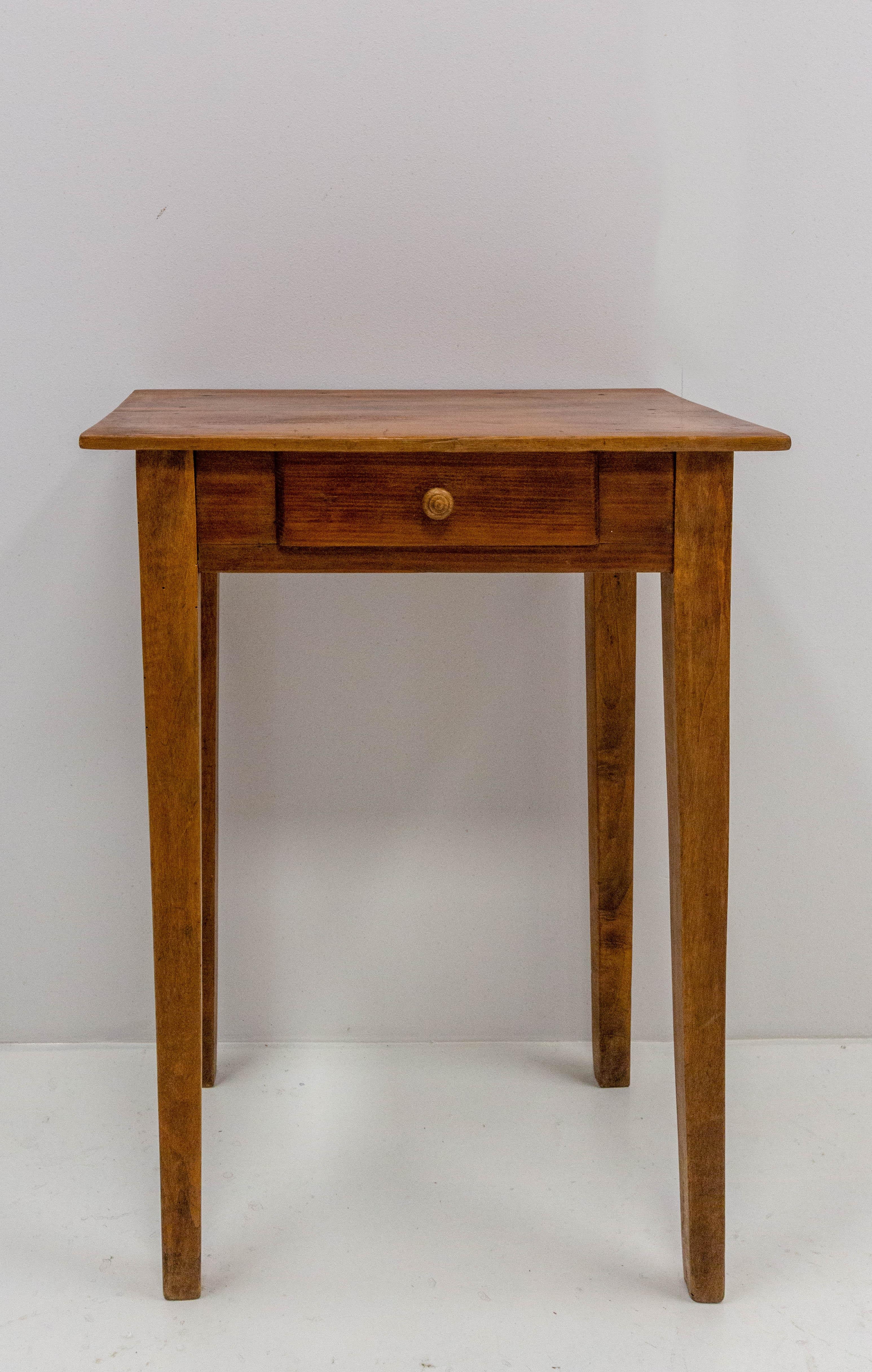 End table or side table with drawer
Poplar and pine
French, circa 1910
Good condition

wooden case 58 76 44 cm 16 kg.
    