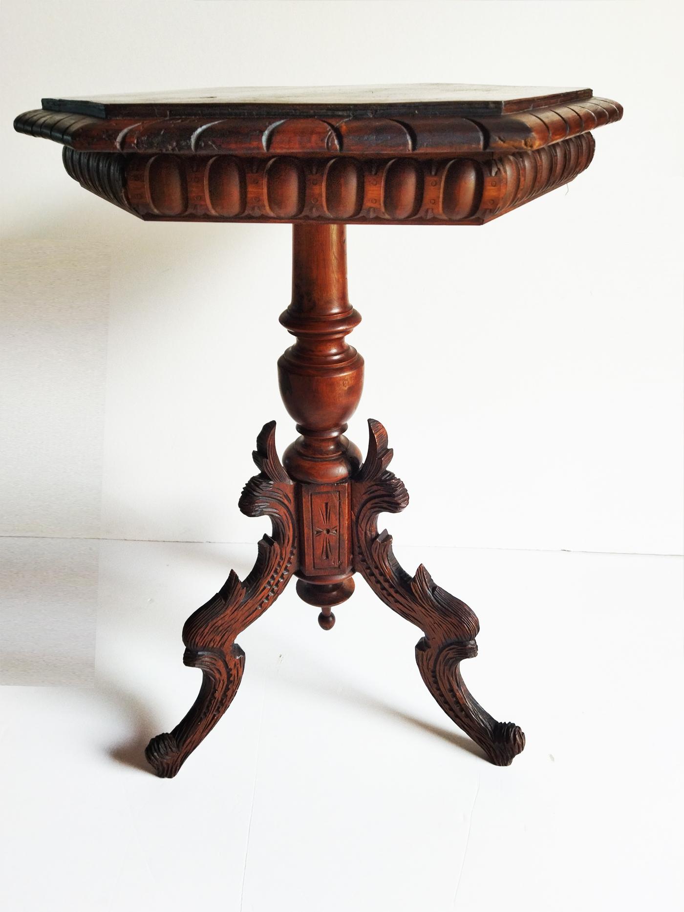 19th century pedestal base end table or Guerindon William IV Style

Tabletop in hexagonal shape, scalloped supported on three carved legs

Elizabethan Spanish style.

Made of noble wood. Rosewood or mahogany 

