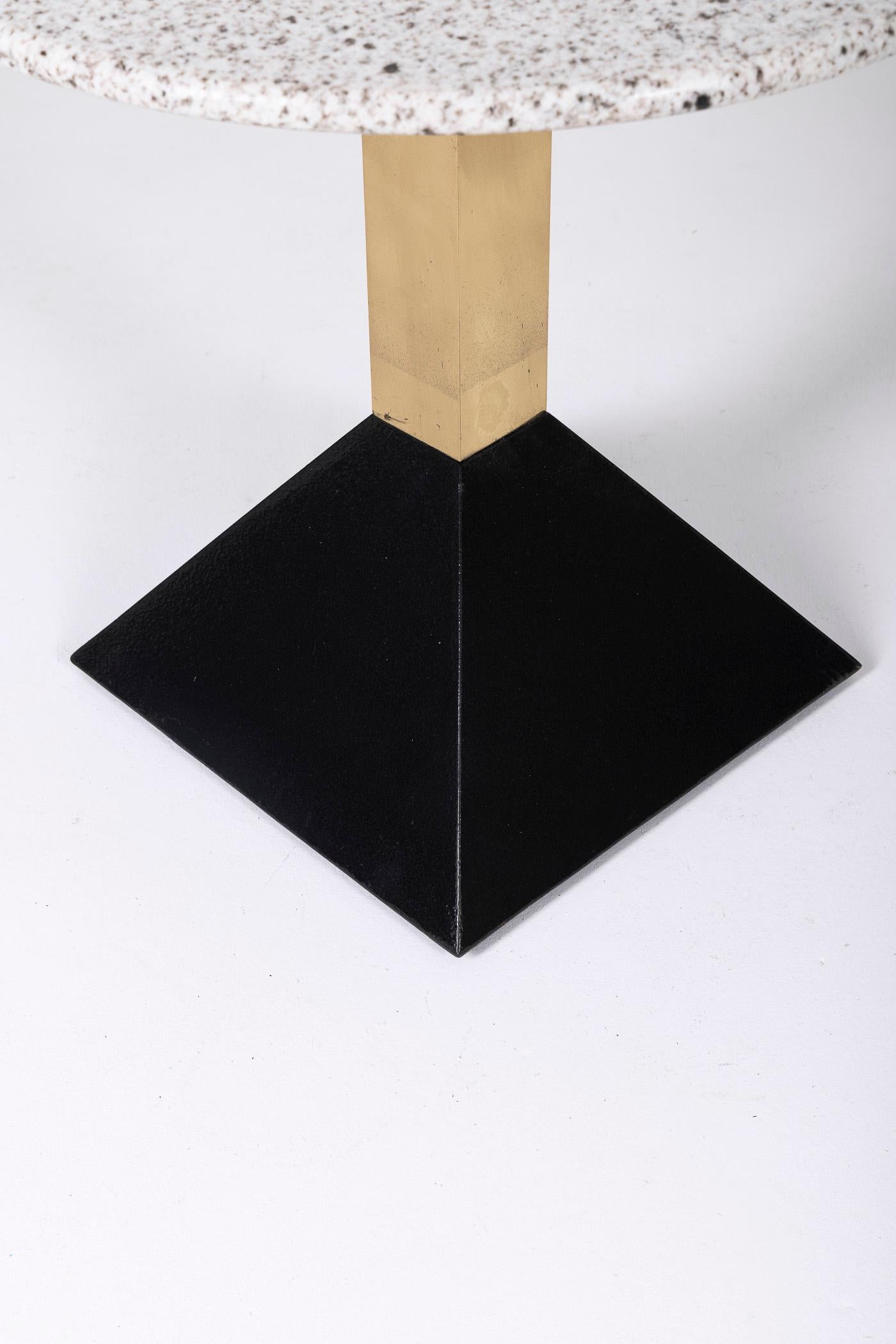 Table d'appoint ou table à piédestal en granit Memphis en vente 3