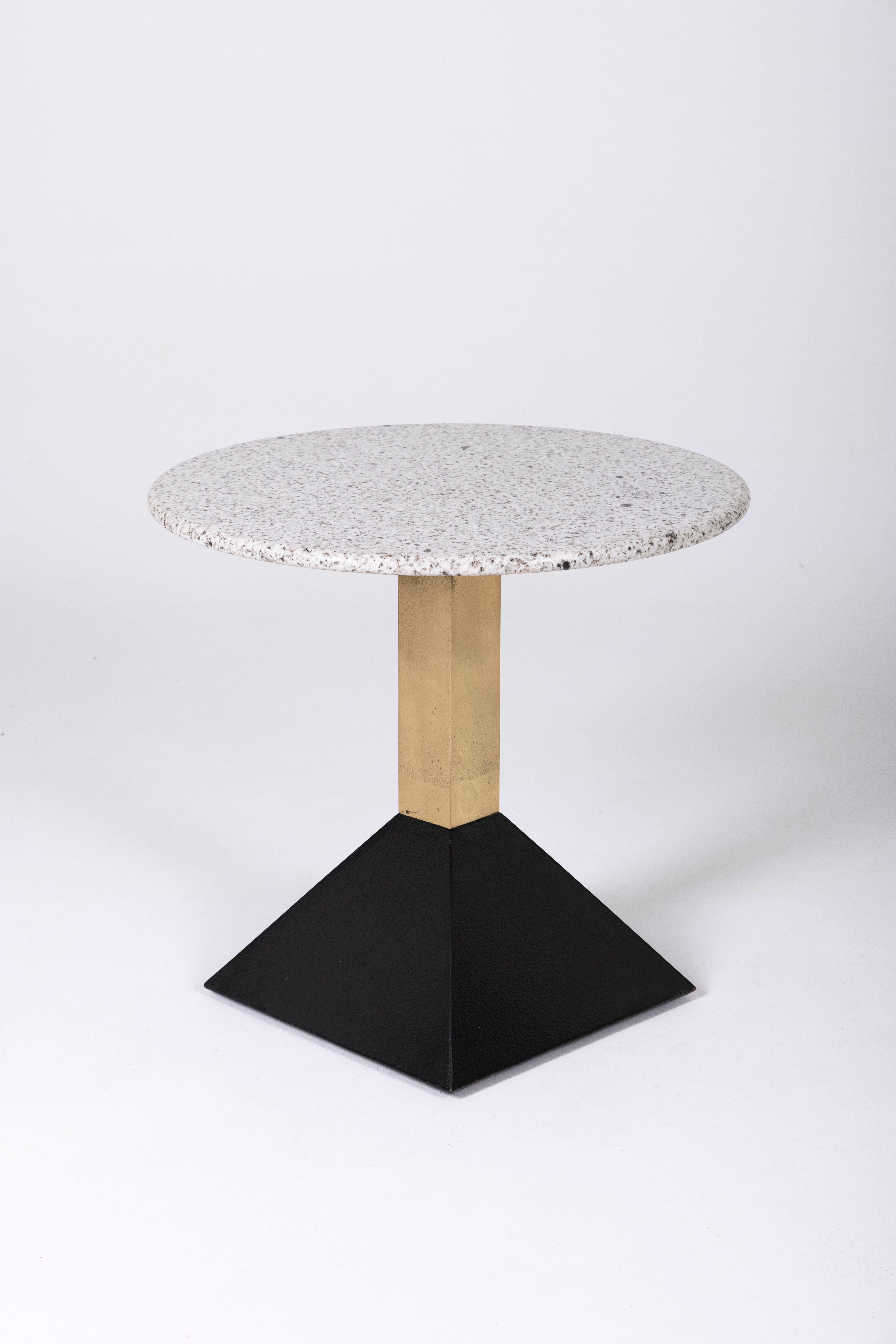 Side table or pedestal table in Memphis granite In Good Condition For Sale In PARIS, FR
