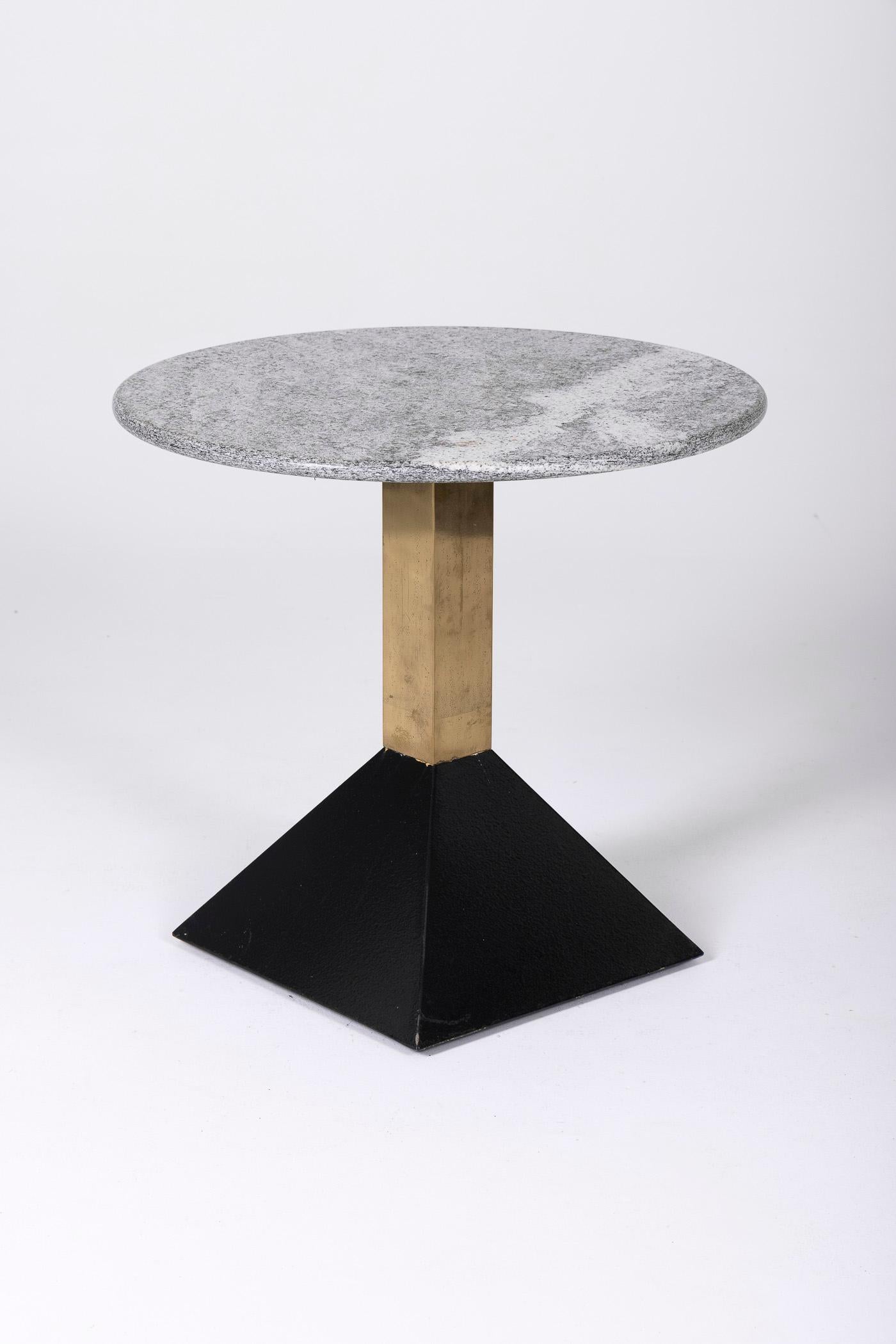 Postmoderne Table d'appoint ou table à piédestal en granit Memphis en vente