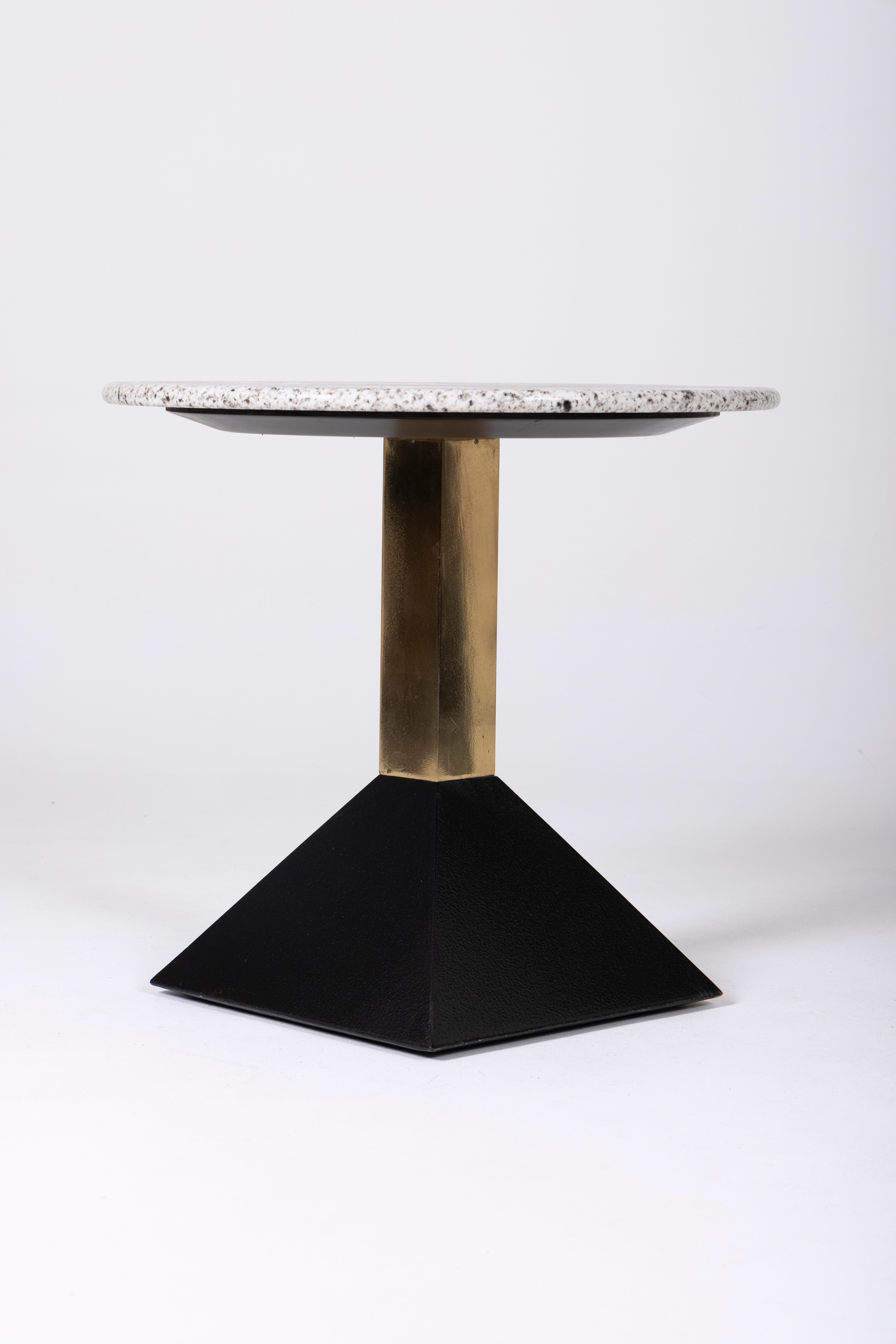 20th Century Side table or pedestal table in Memphis granite For Sale