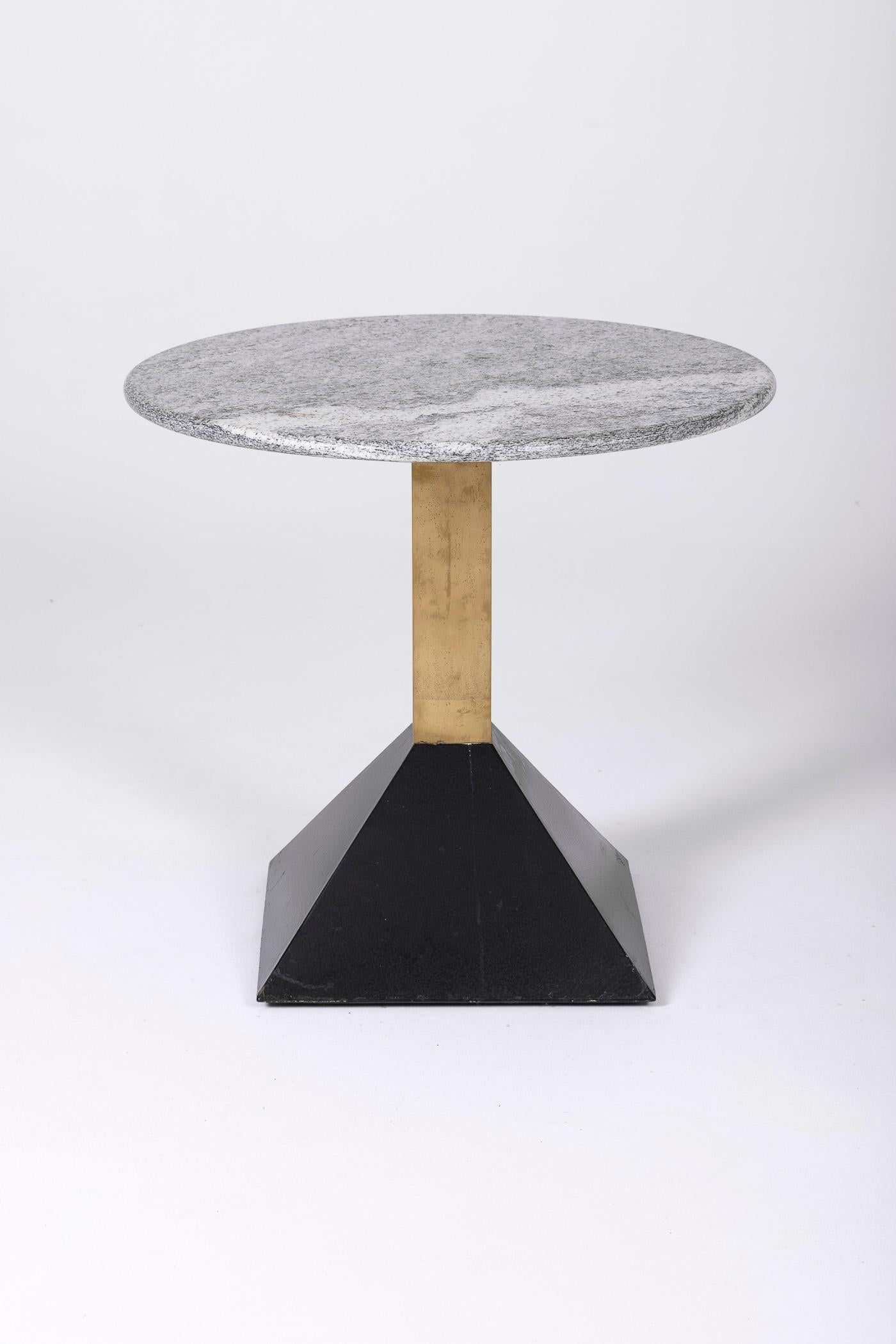 Européen Table d'appoint ou table à piédestal en granit Memphis en vente