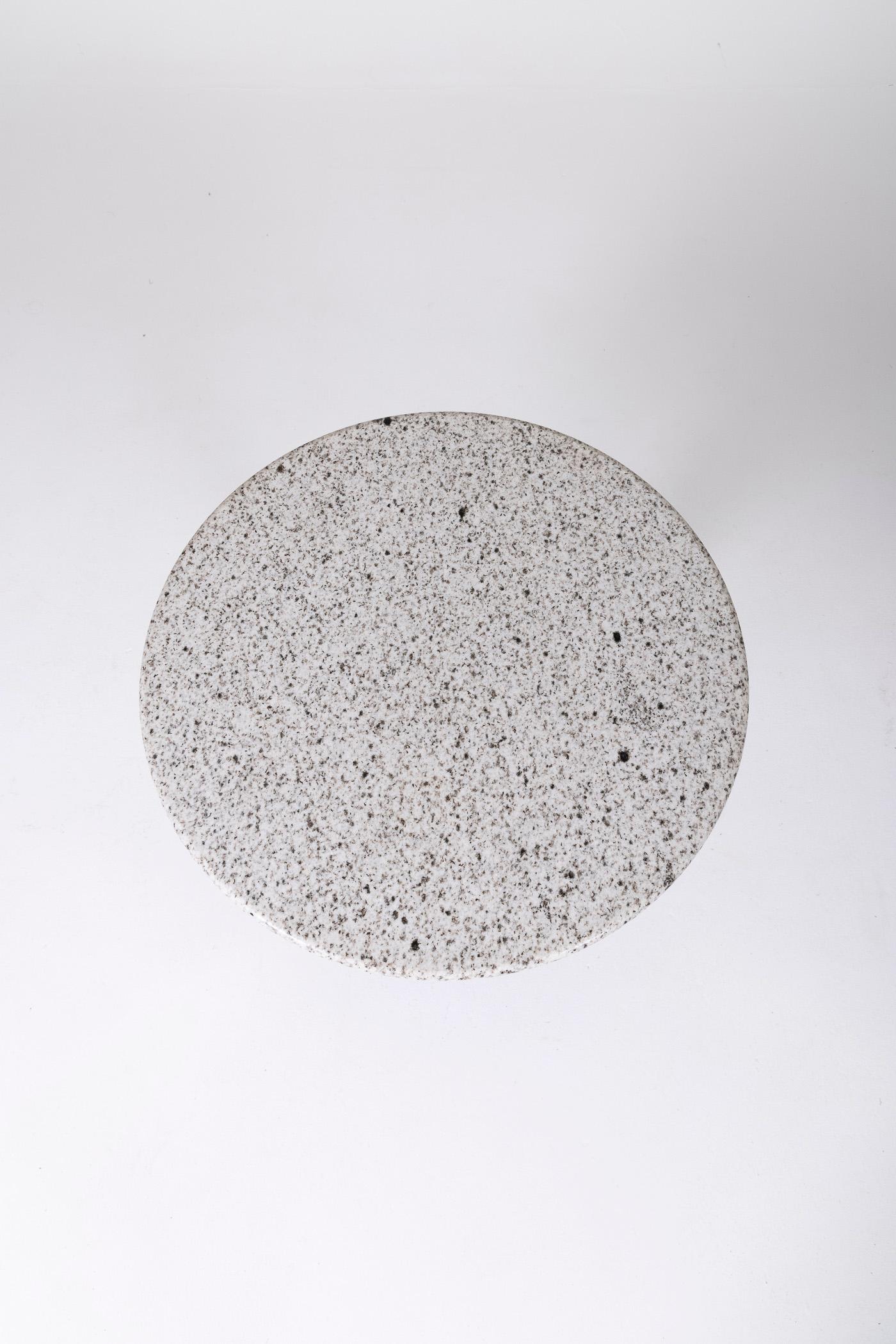 Table d'appoint ou table à piédestal en granit Memphis Bon état - En vente à PARIS, FR