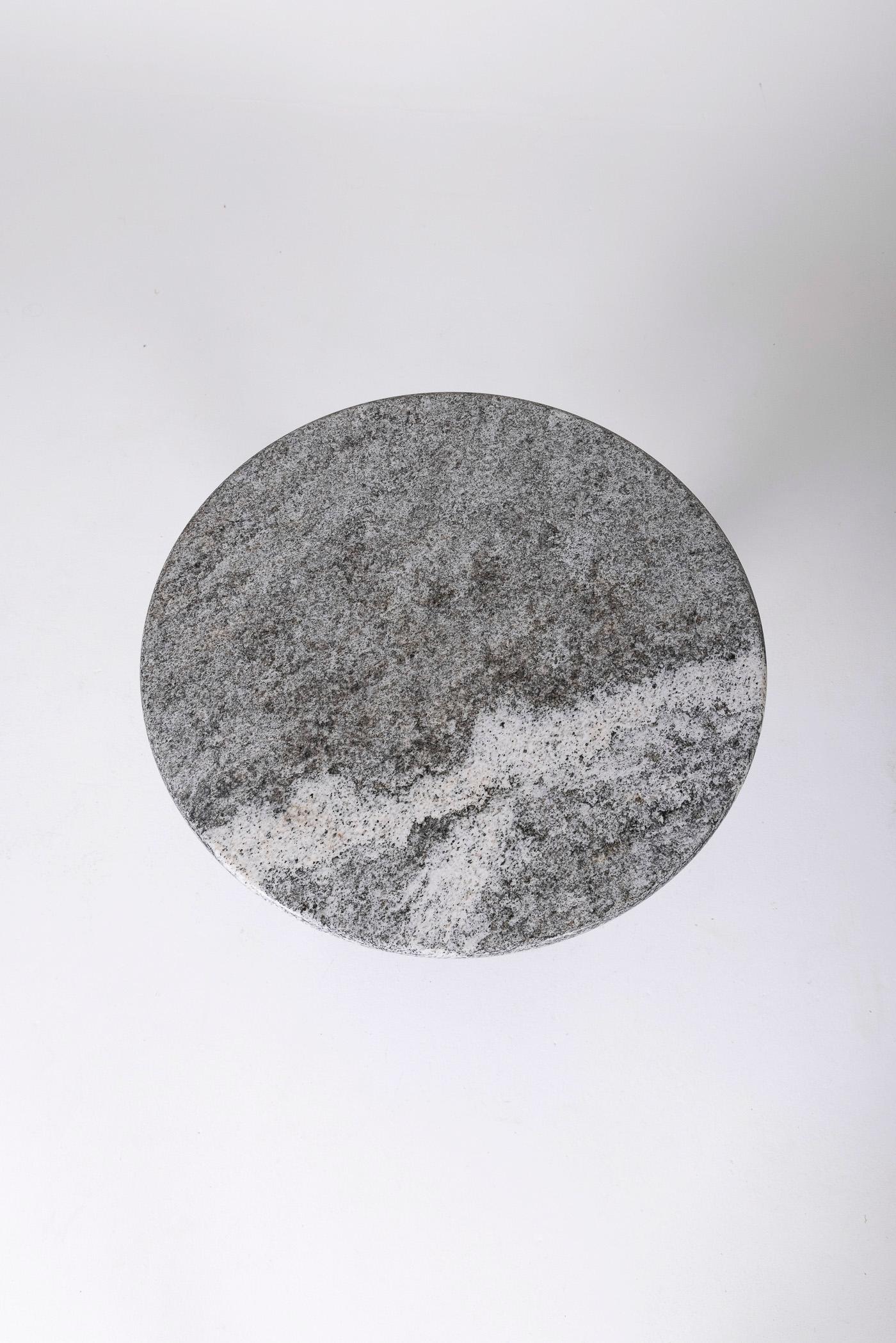 20ième siècle Table d'appoint ou table à piédestal en granit Memphis en vente