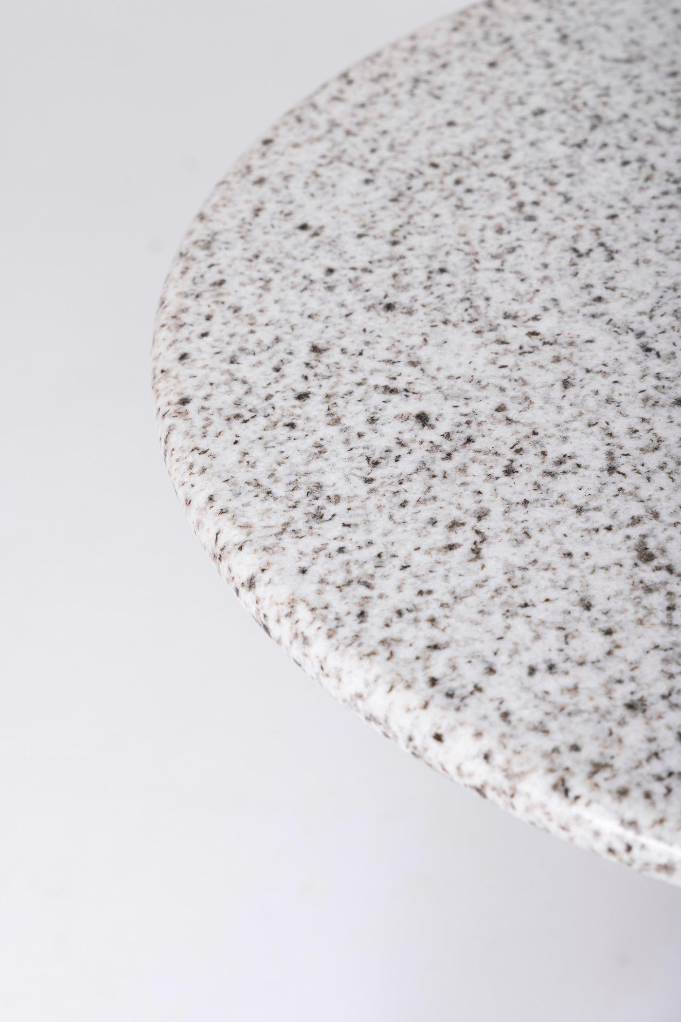 Granit Table d'appoint ou table à piédestal en granit Memphis en vente