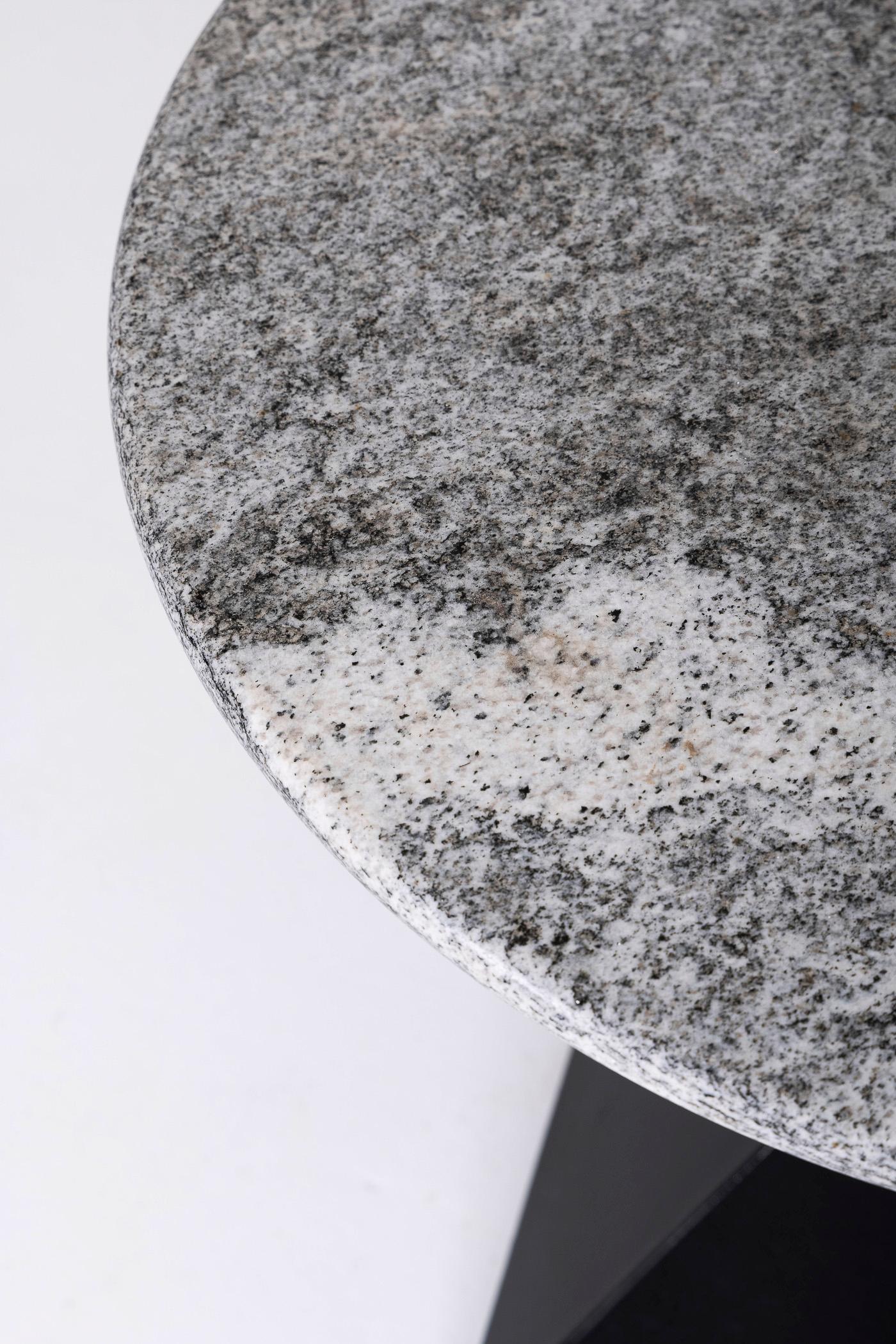 Table d'appoint ou table à piédestal en granit Memphis en vente 1