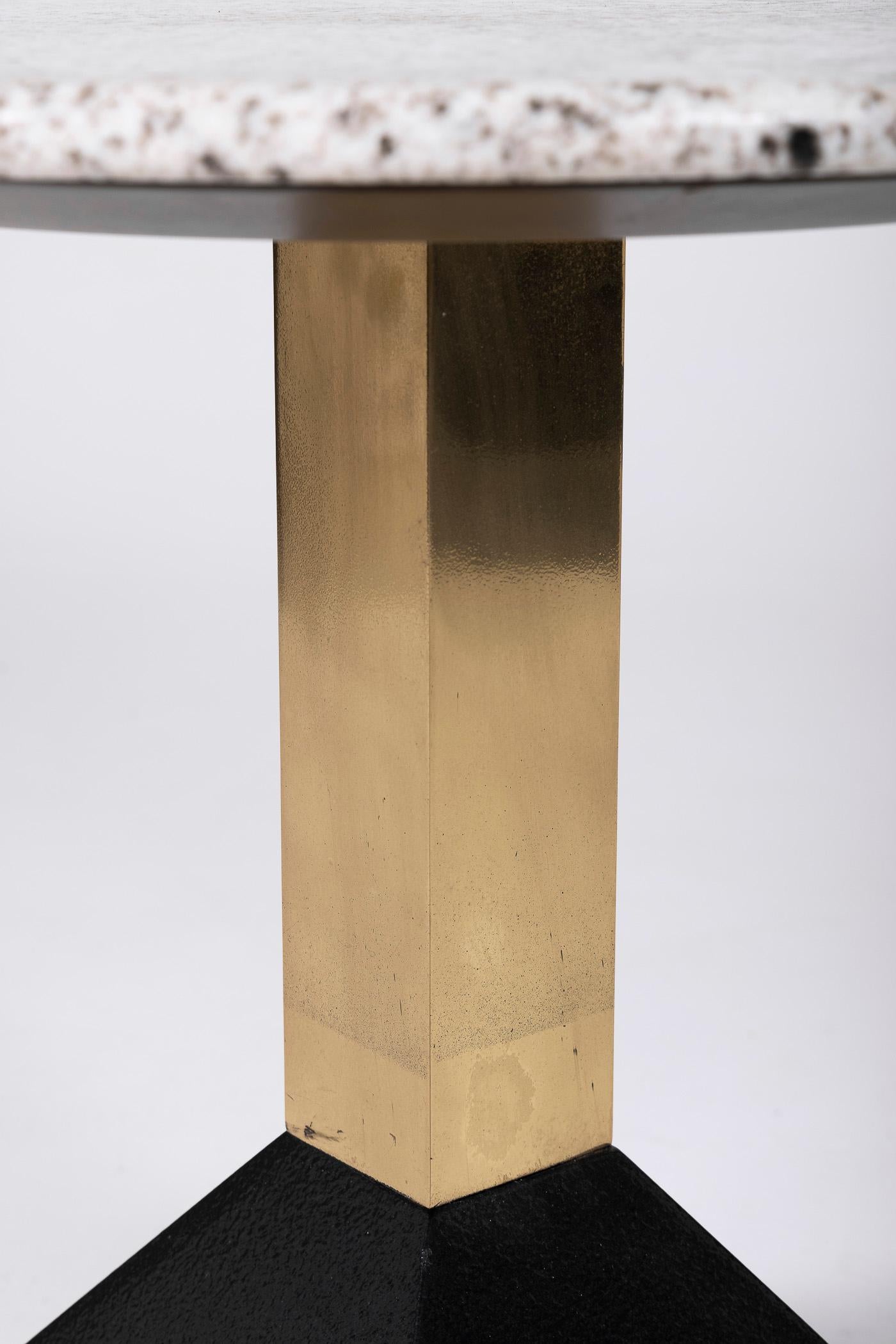 Table d'appoint ou table à piédestal en granit Memphis en vente 2