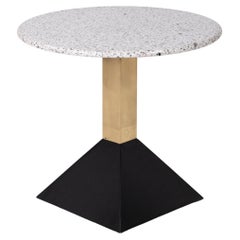 Mesa auxiliar o de pedestal en granito de Memphis