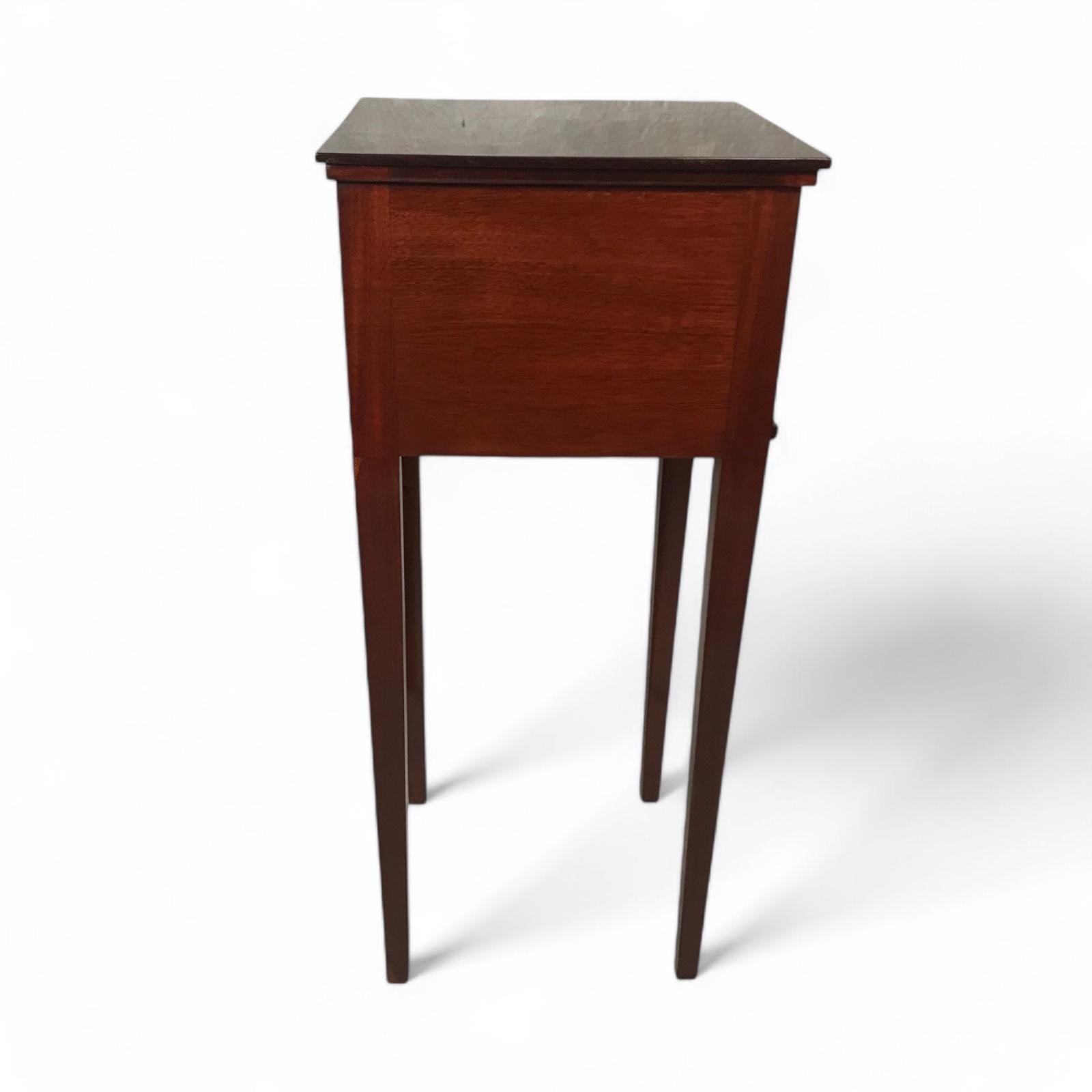 Encantadora mesa auxiliar o mesilla de noche alemana de 1820 en caoba

Eleva tu interior con esta exquisita mesa auxiliar alemana de 1820, lo bastante versátil como para servir de pequeño armario o mesilla de noche. Fabricada con una rica chapa de