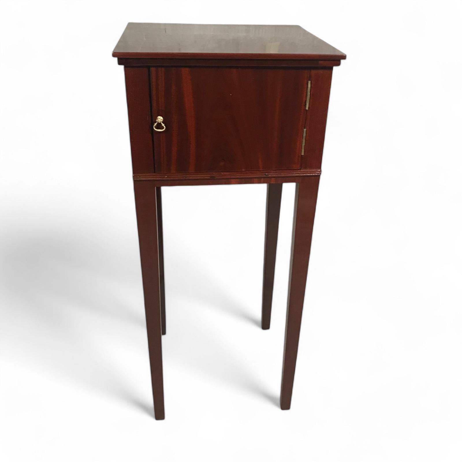 Mesa auxiliar o mesita de noche-armario, Alemania 1820 Biedermeier en venta
