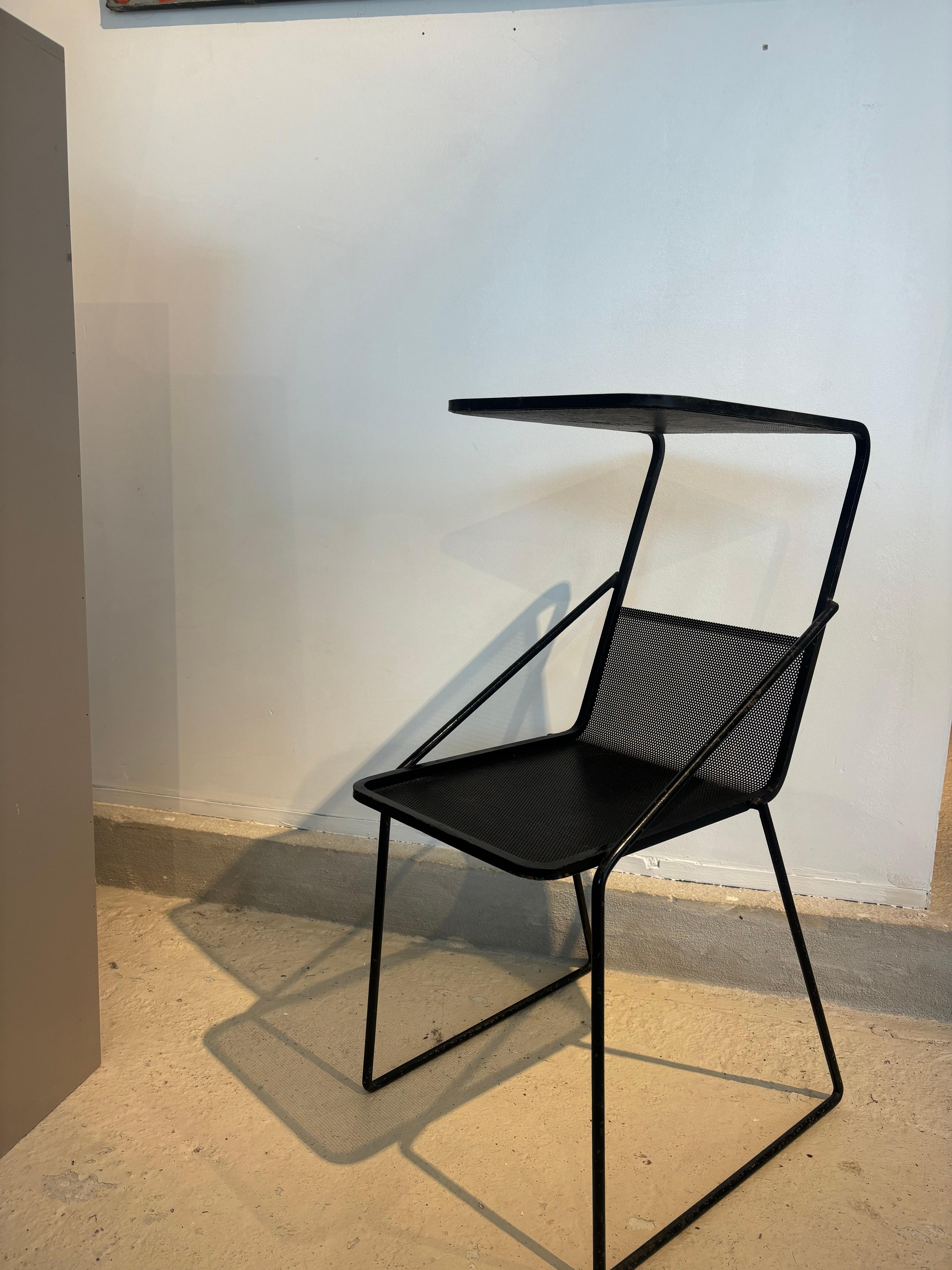 Charmante table à téléphone par Mathieu Matégot à double plateau pouvant servir de bout de canapé