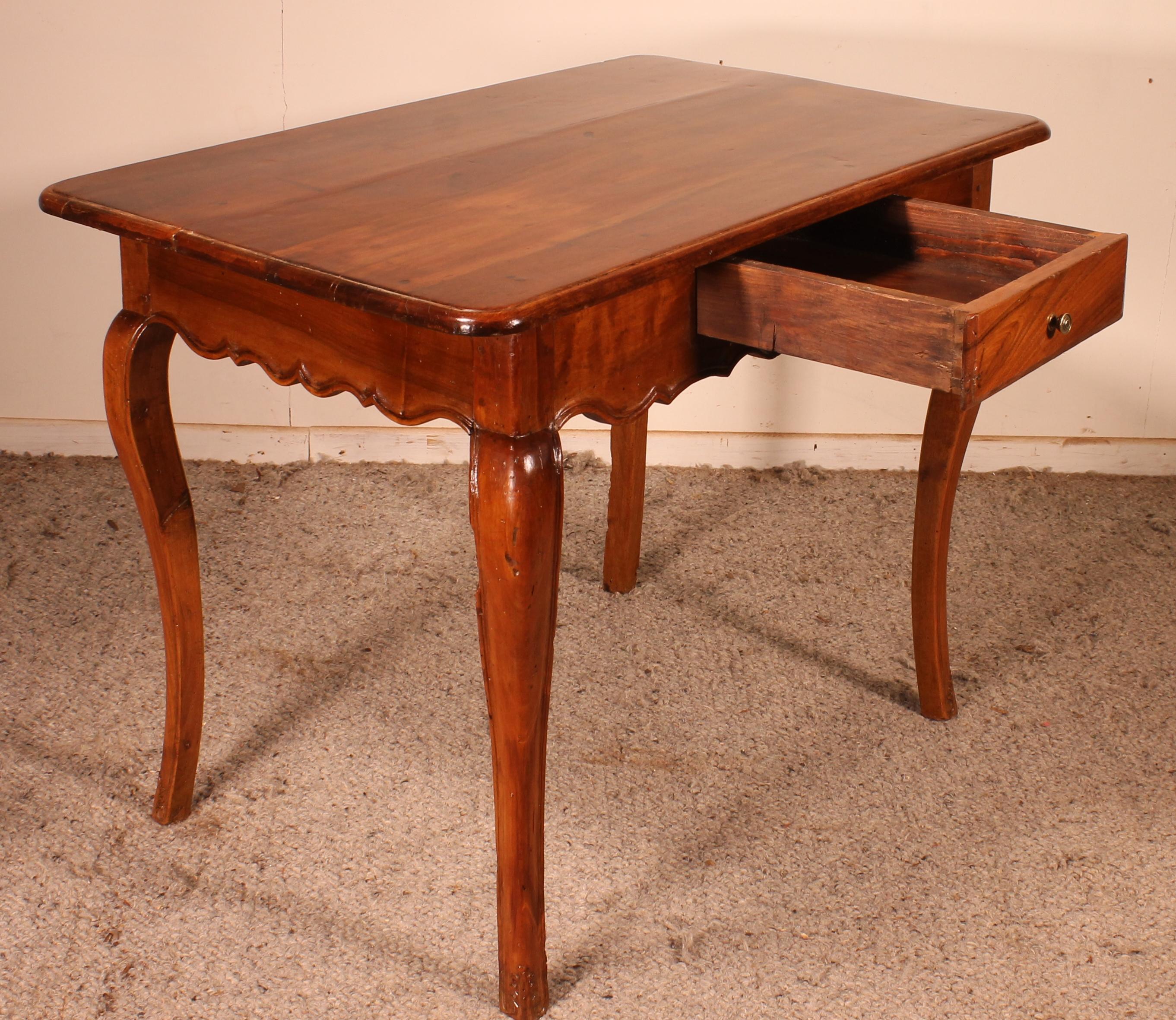 Side Table or Writing Table from the XVIII Century in Walnut For Sale 4