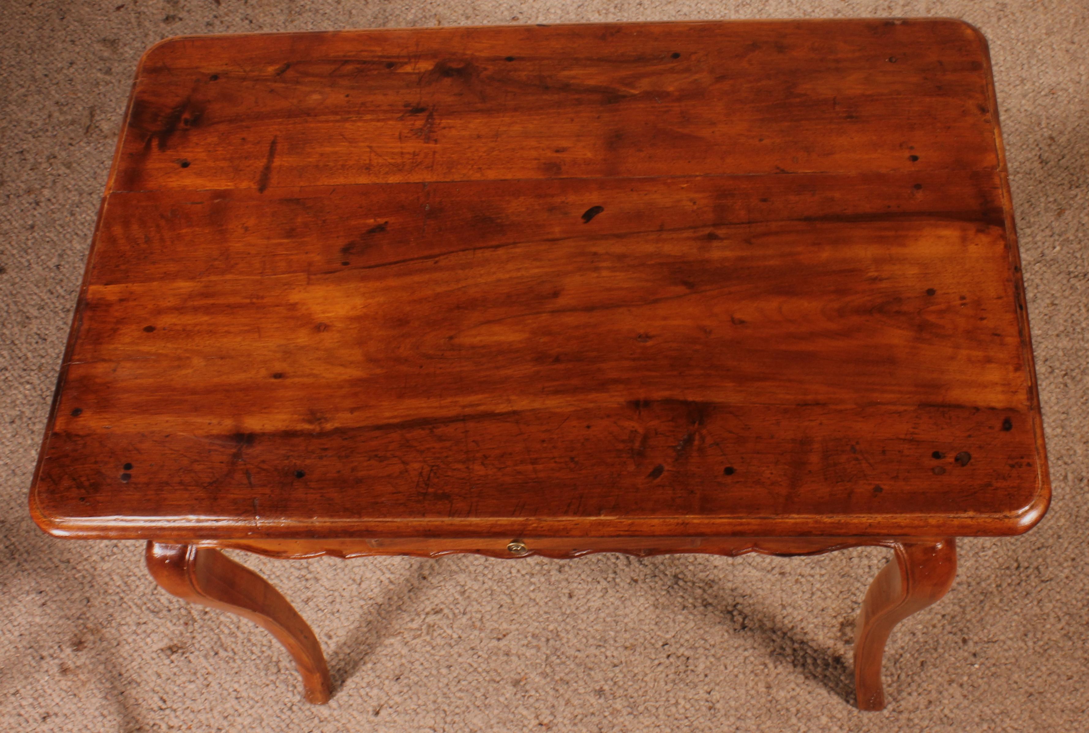 Side Table or Writing Table from the XVIII Century in Walnut For Sale 5