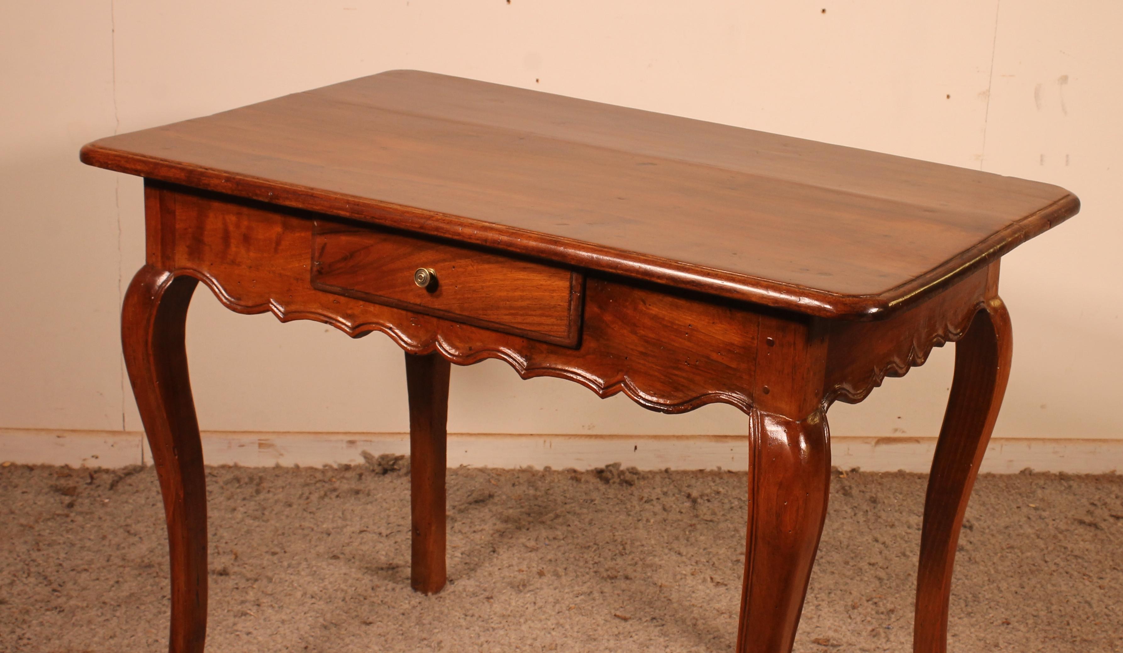 Side Table or Writing Table from the XVIII Century in Walnut In Good Condition For Sale In Brussels, Brussels