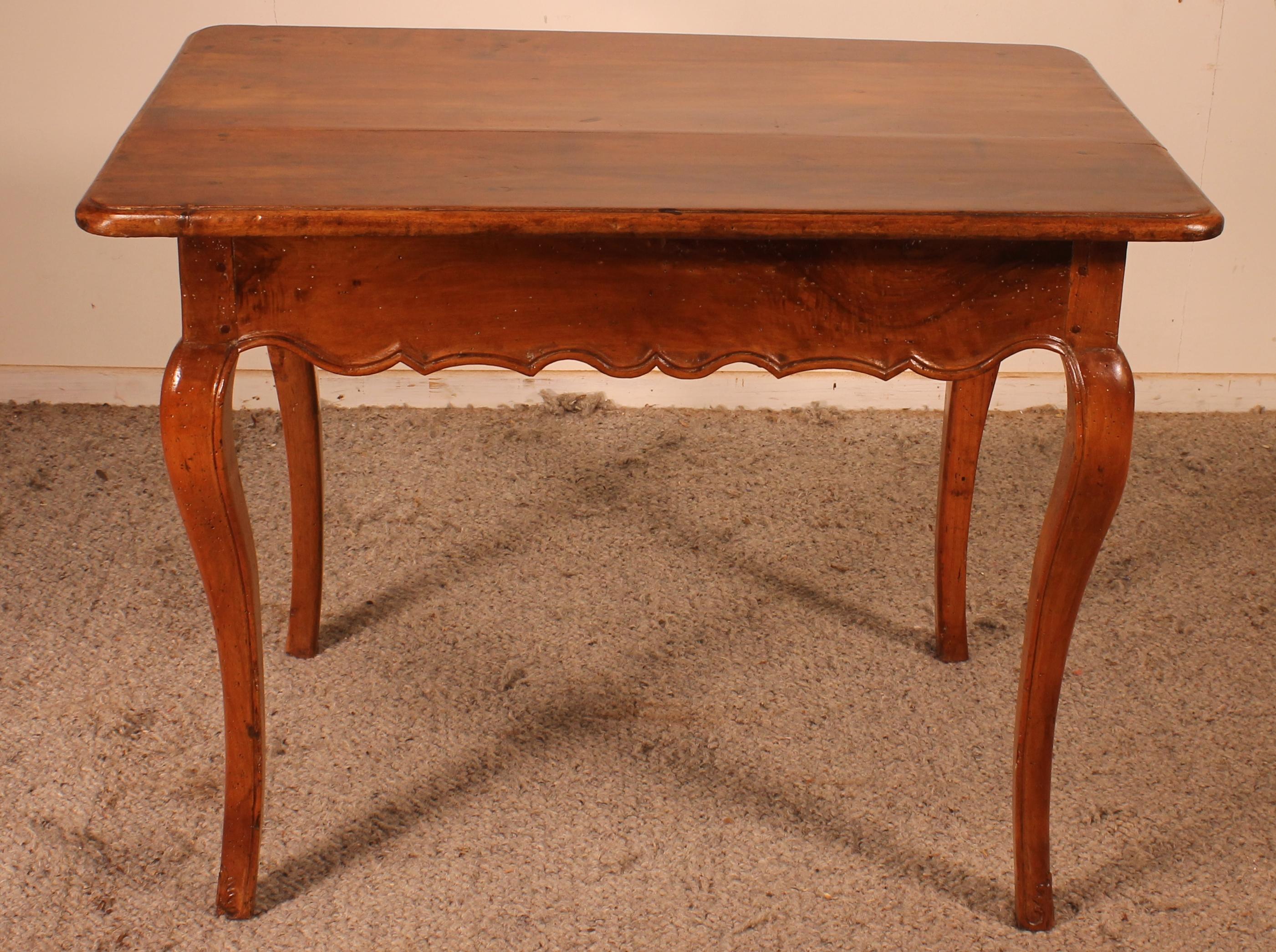 Side Table or Writing Table from the XVIII Century in Walnut For Sale 1
