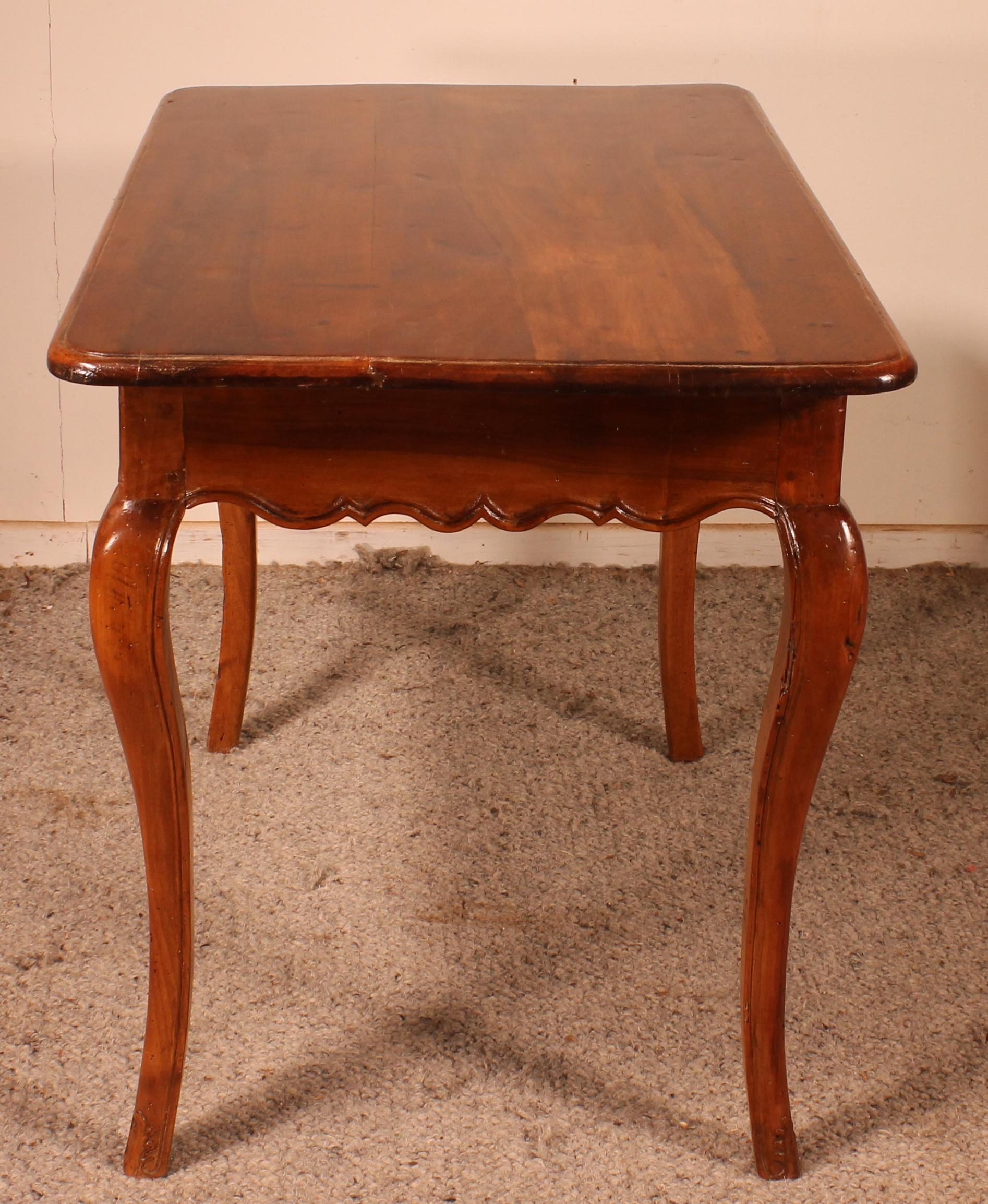Side Table or Writing Table from the XVIII Century in Walnut For Sale 2