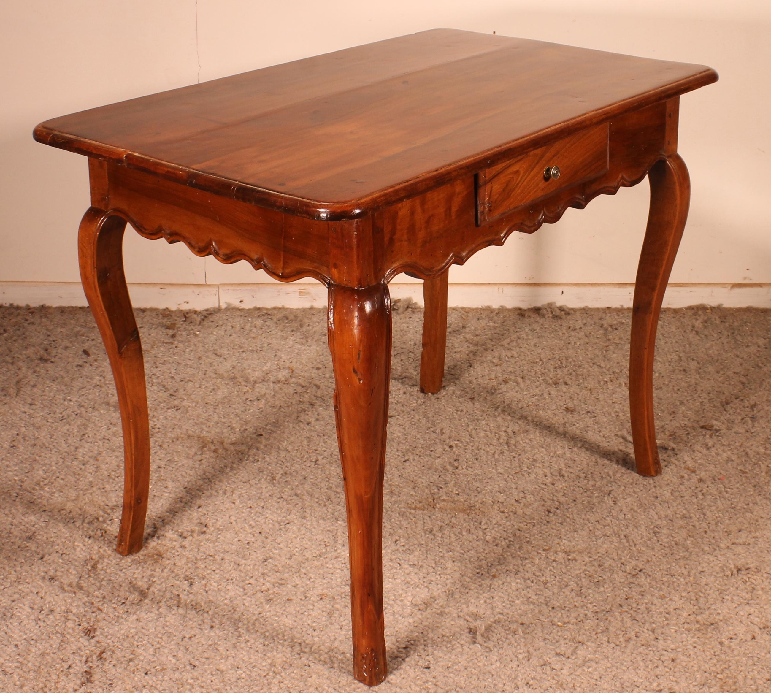 Side Table or Writing Table from the XVIII Century in Walnut For Sale 3