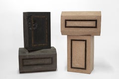 Table d'appoint géométrique organique et moderne fabriquée à la main à partir de résine de sciage et d'acier incrusté