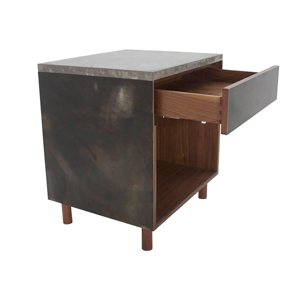 Minimaliste Table d'appoint en acier patiné, béton moulé et noyer avec tiroir, tip-on en vente