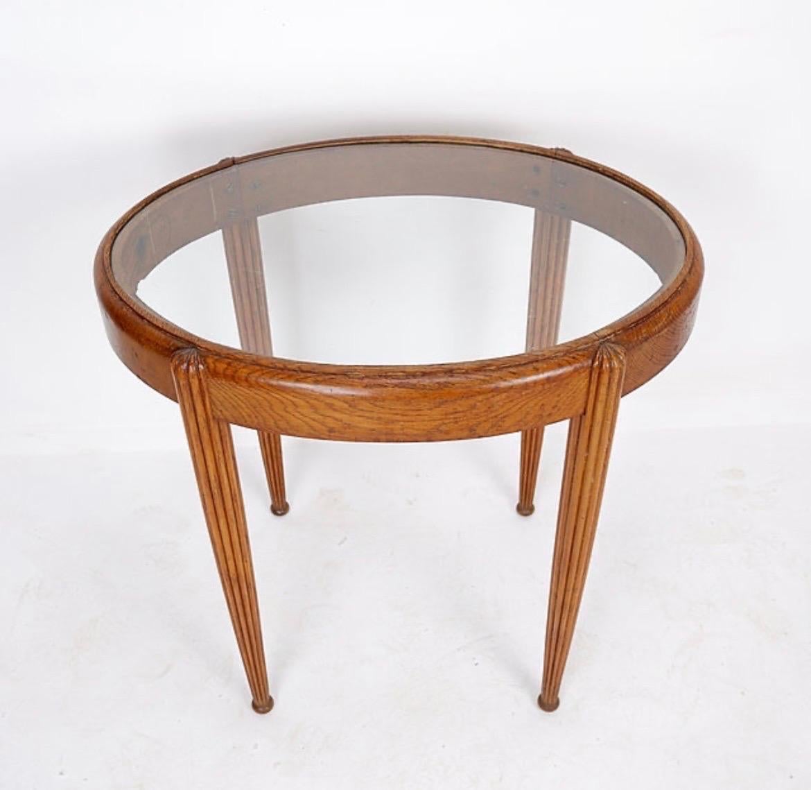 Table d'appoint / piédestal avec pieds ogifs cannelés - plateau en verre ovale en vente 4