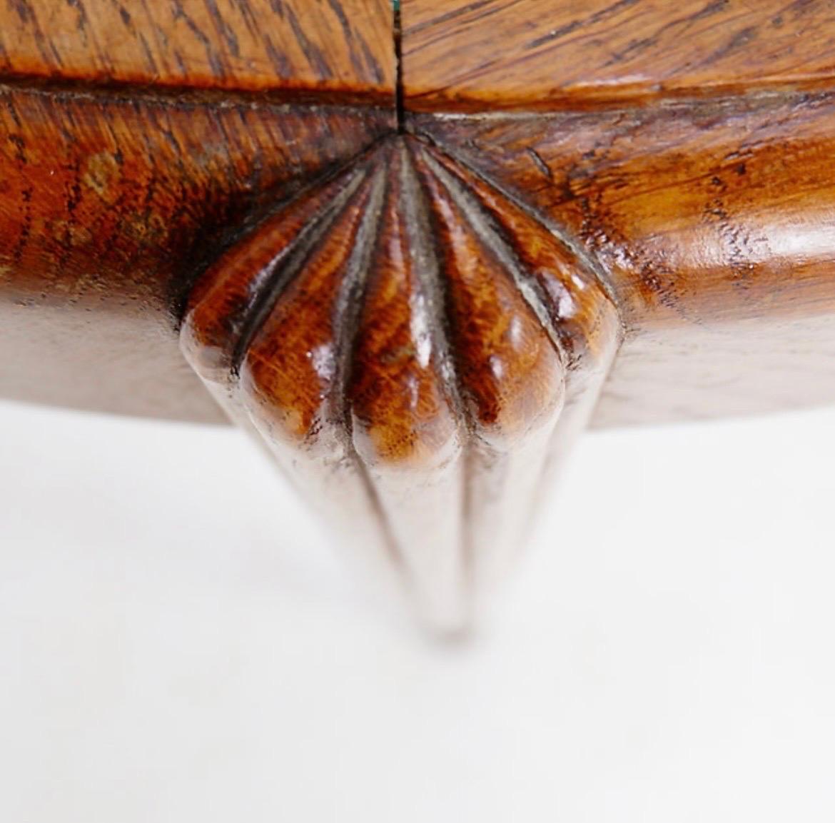 Table d'appoint / piédestal avec pieds ogifs cannelés - plateau en verre ovale

Usure correspondant à l'âge et à l'usage.

Mid Century - Vintage - Meubles
Dimensions : 67cmx47cm H:66cm
MATERIAL : Bois - Plateau en verre (Original) 