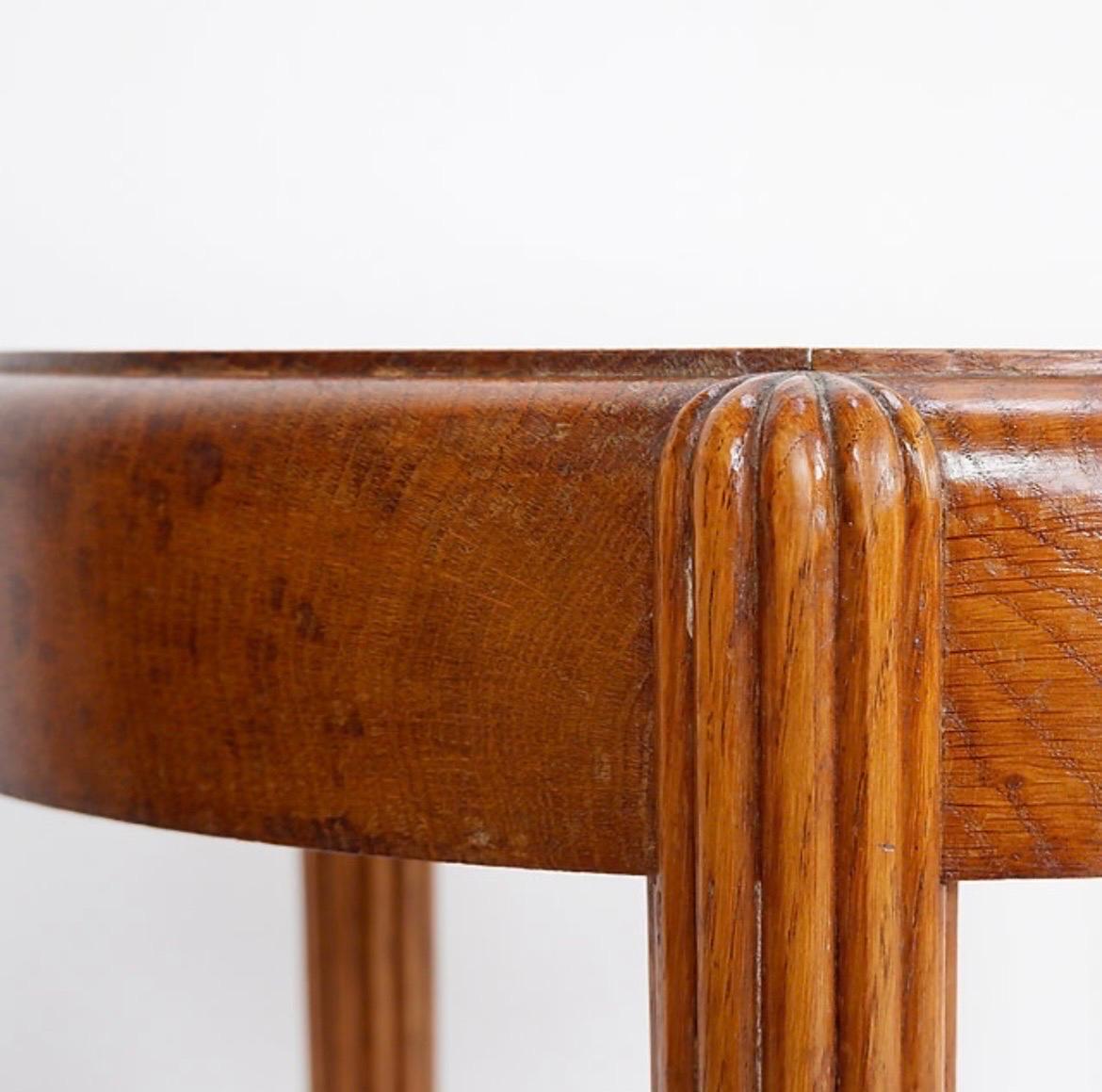 Art déco Table d'appoint / piédestal avec pieds ogifs cannelés - plateau en verre ovale en vente