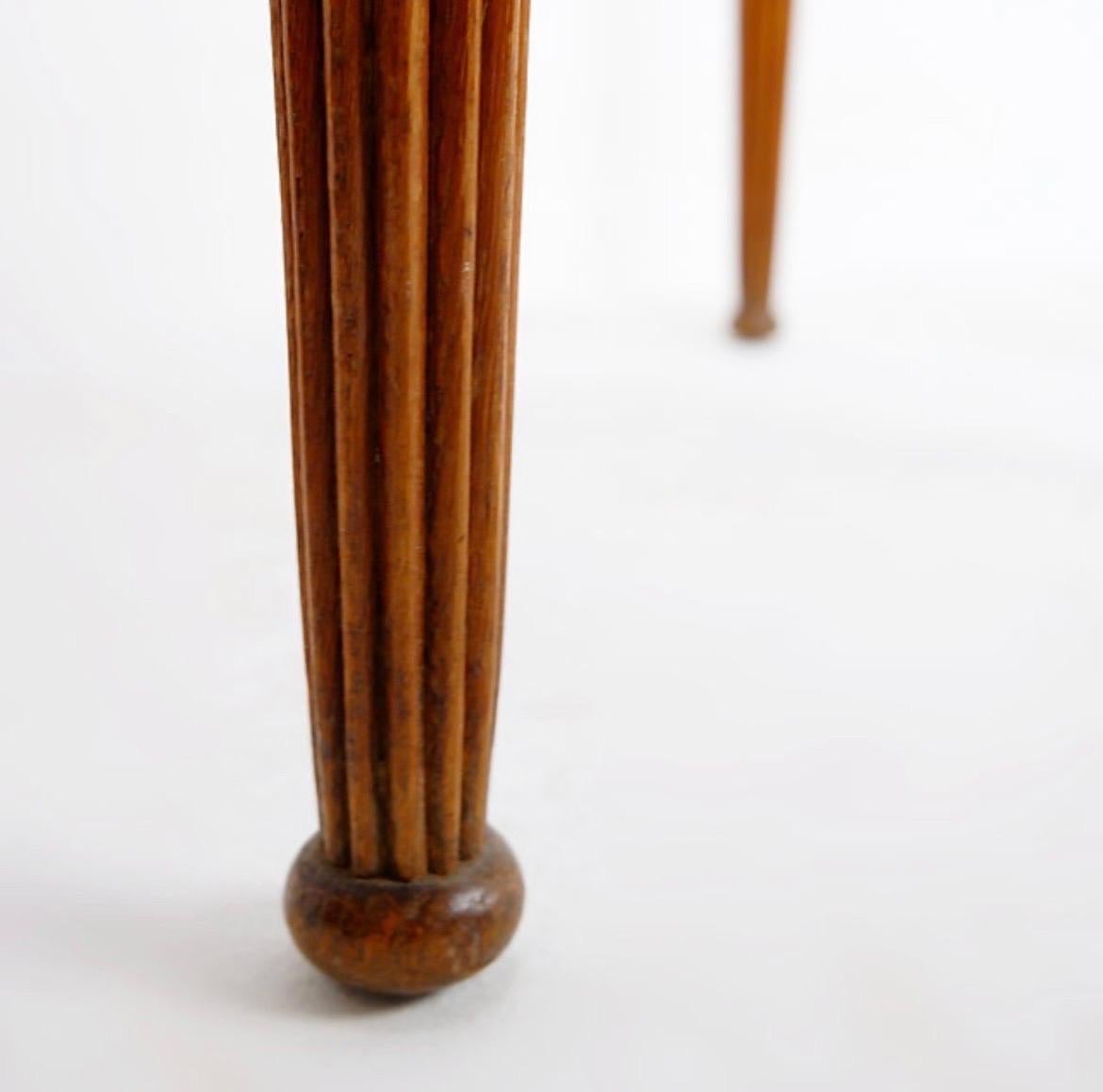 Table d'appoint / piédestal avec pieds ogifs cannelés - plateau en verre ovale Bon état - En vente à Linkebeek, BE