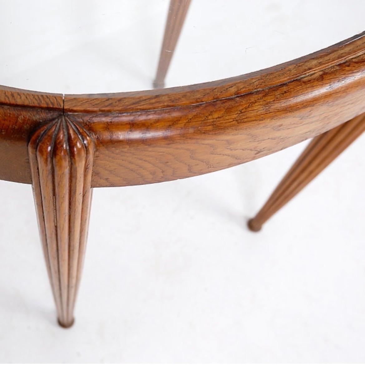 Milieu du XXe siècle Table d'appoint / piédestal avec pieds ogifs cannelés - plateau en verre ovale en vente