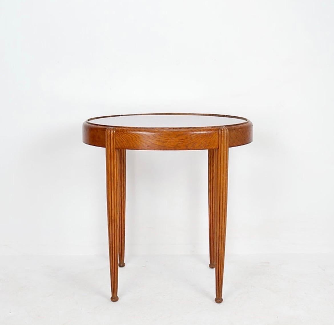 Verre Table d'appoint / piédestal avec pieds ogifs cannelés - plateau en verre ovale en vente
