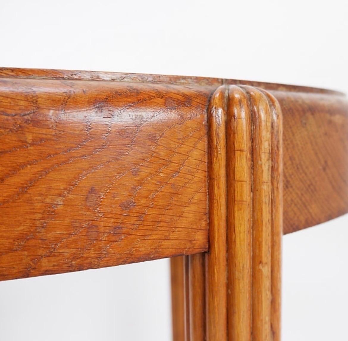 Table d'appoint / piédestal avec pieds ogifs cannelés - plateau en verre ovale en vente 1