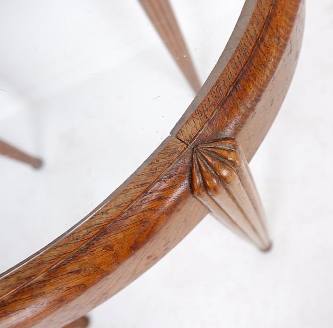 Table d'appoint / piédestal avec pieds ogifs cannelés - plateau en verre ovale en vente 2