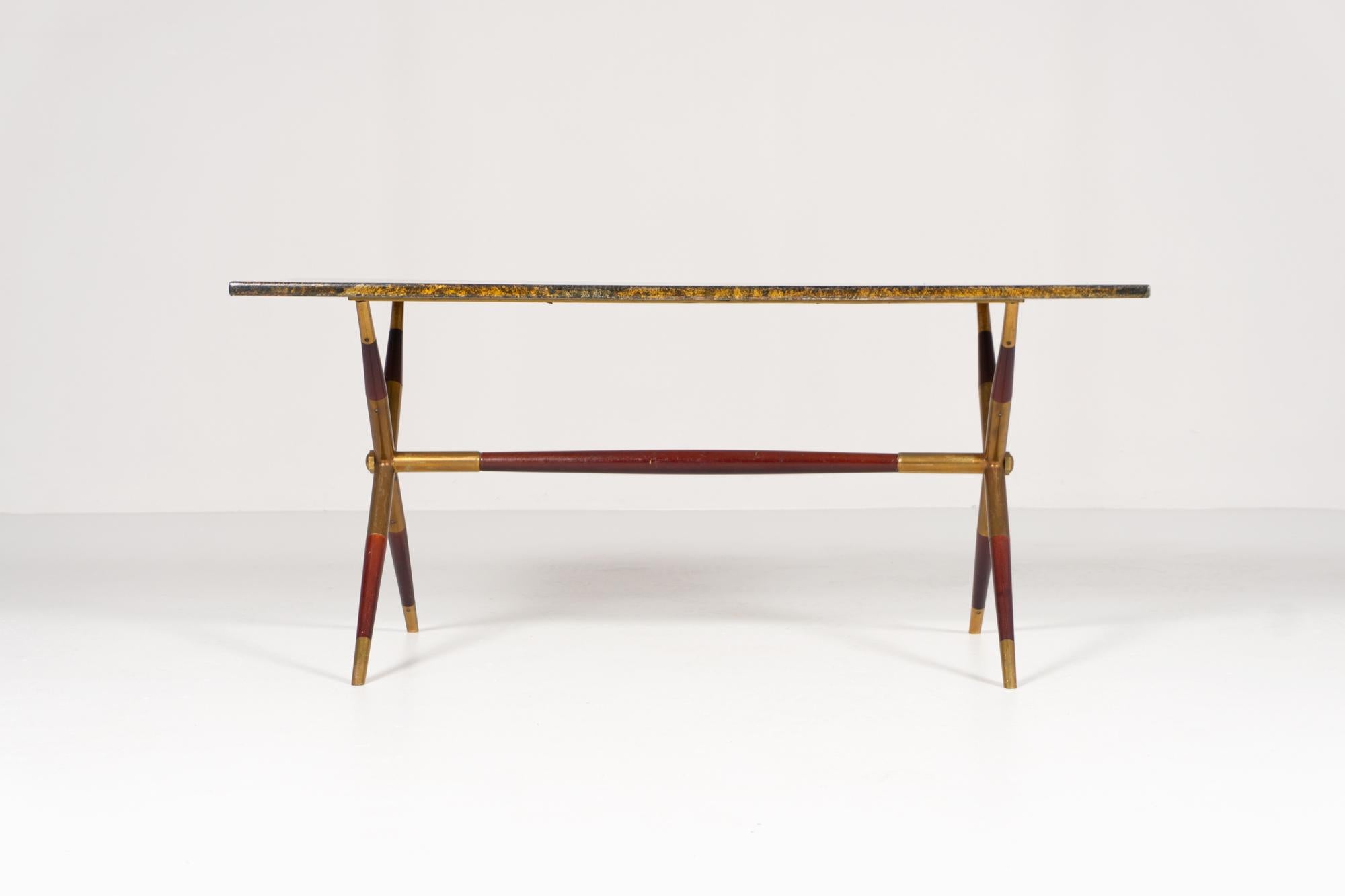 Cette table d'appoint inhabituelle en filigrane a été créée par le designer italien Piero Fornasetti. Il s'est concentré en particulier sur la conception de la surface de ses œuvres avec ses dessins à la main inhabituels. Ici aussi, le plateau de la