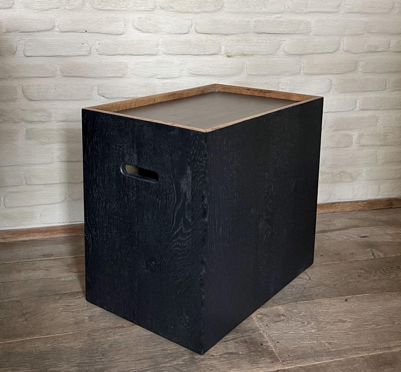 Unser CUBE Largo wird in unserer Werkstatt aus aufgearbeiteter Eiche und Nussbaum hergestellt. Das Eichenholz stammt von Balken aus dem 19. und 18. Jahrhundert. Das Nussbaumholz aus italienischen Chestelementen aus dem 18. Alle Seiten sind ein
