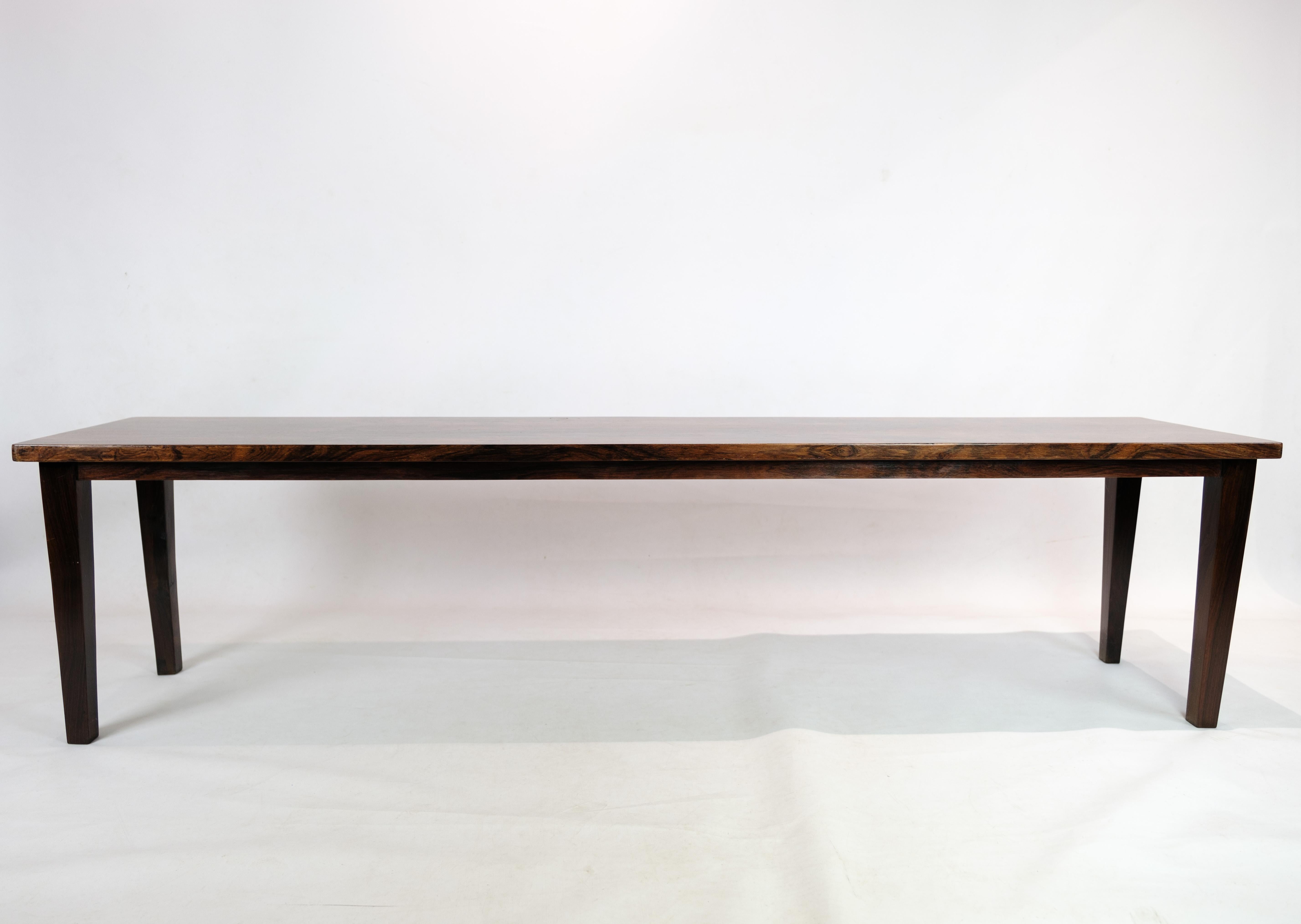 Dieser exquisite Beistelltisch aus Palisanderholz, der in den 1960er Jahren hergestellt wurde, verkörpert die Eleganz und Raffinesse des dänischen Designs. Mit seinen schlanken Linien und der reichen Maserung des Rosenholzes verleiht er jedem Raum