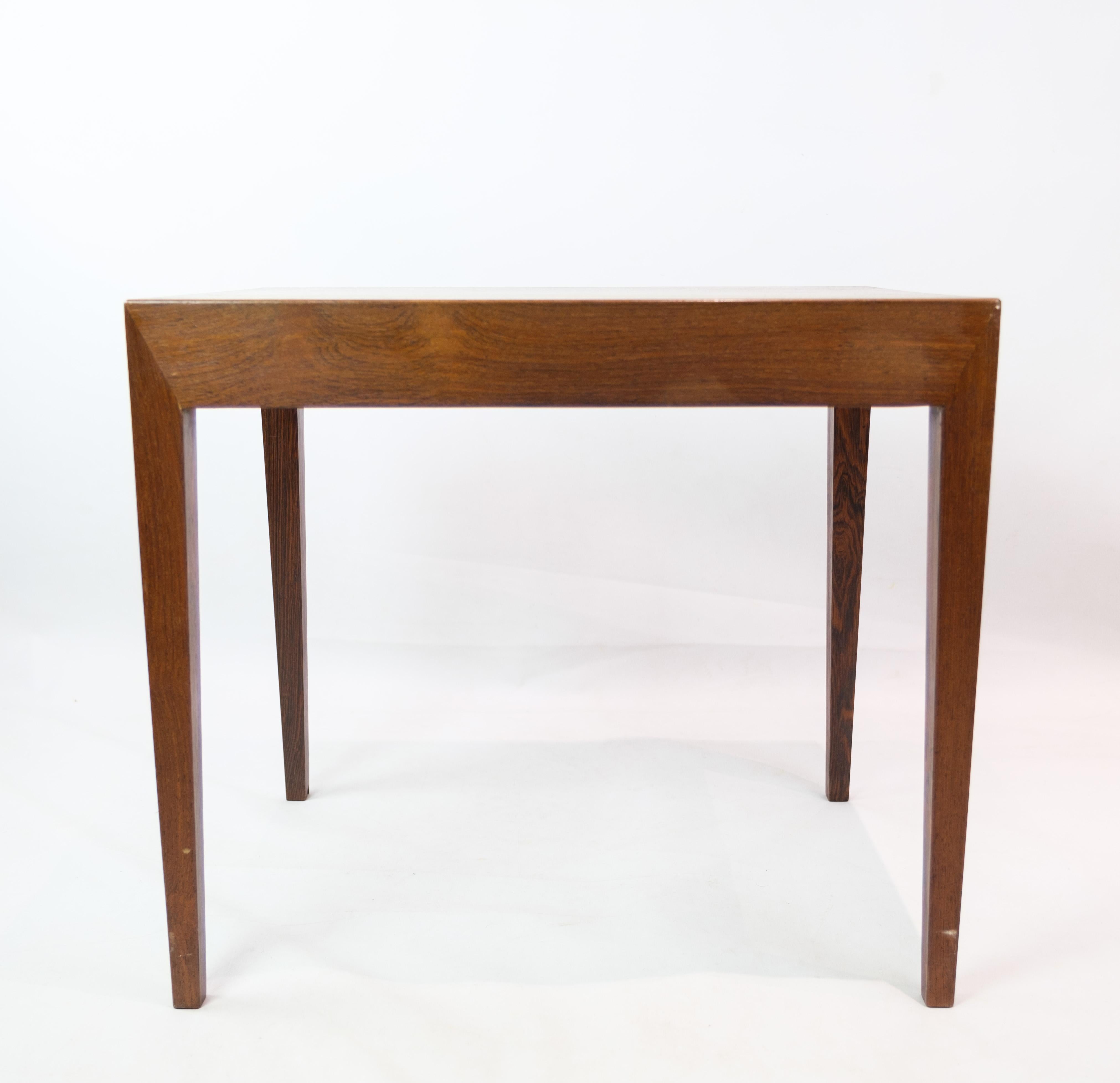 Dieser Beistelltisch aus exquisitem Palisanderholz, der in den 1960er Jahren von der Haslev Møbelfabrik hergestellt wurde, ist ein beeindruckendes Beispiel für dänisches Design aus der Mitte des Jahrhunderts. Die satten, tiefen Töne und die