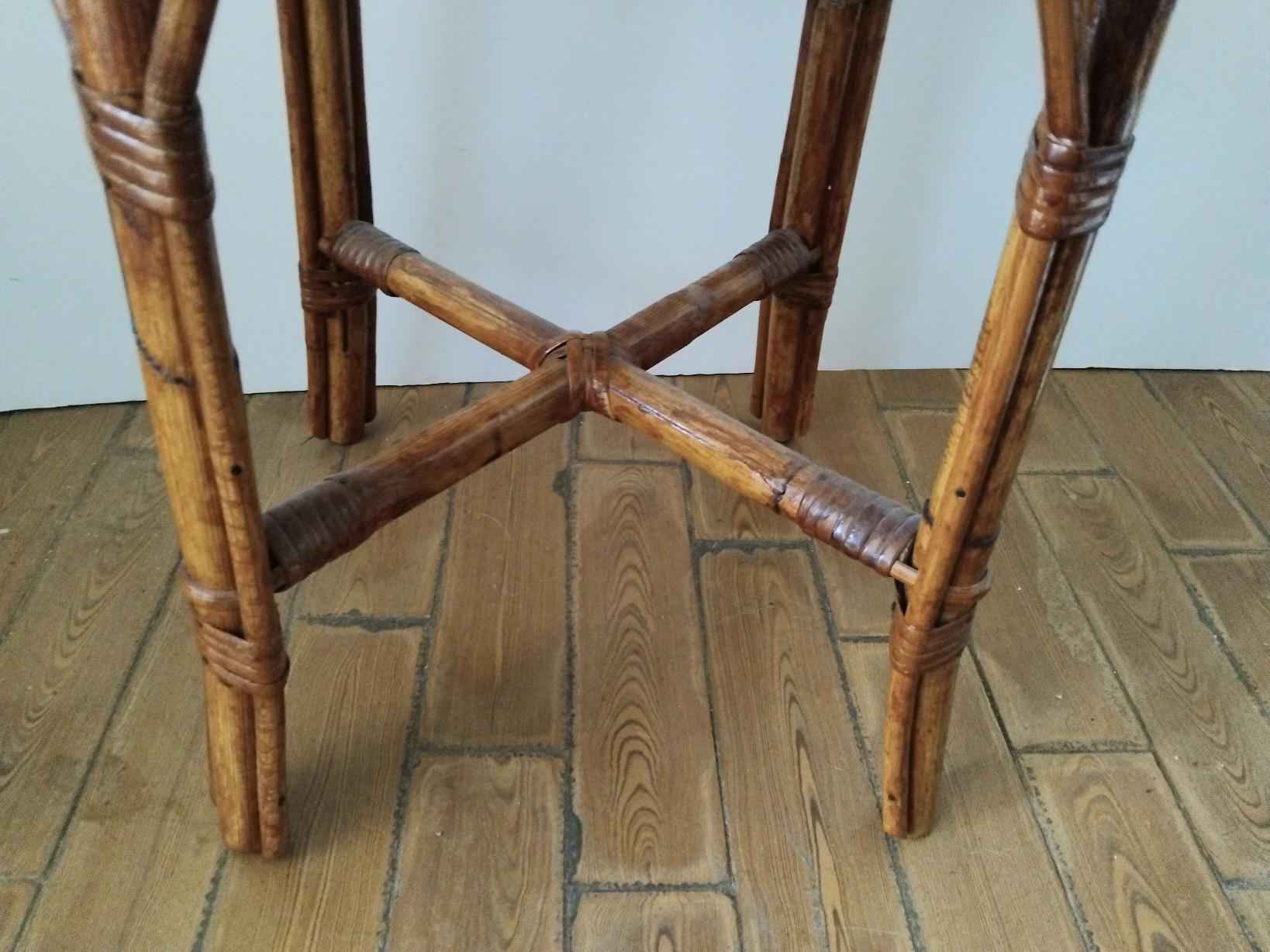 Tabella SIde
 inizio del XX secolo
Conservato in un'antica casa dall'aria coloniale a Coloni
È in perfette condizioni d'uso, molto stabile. Il tempo è passato, ma la sua funzionalità è ancora intatta e il passare del tempo le ha conferito un aspetto