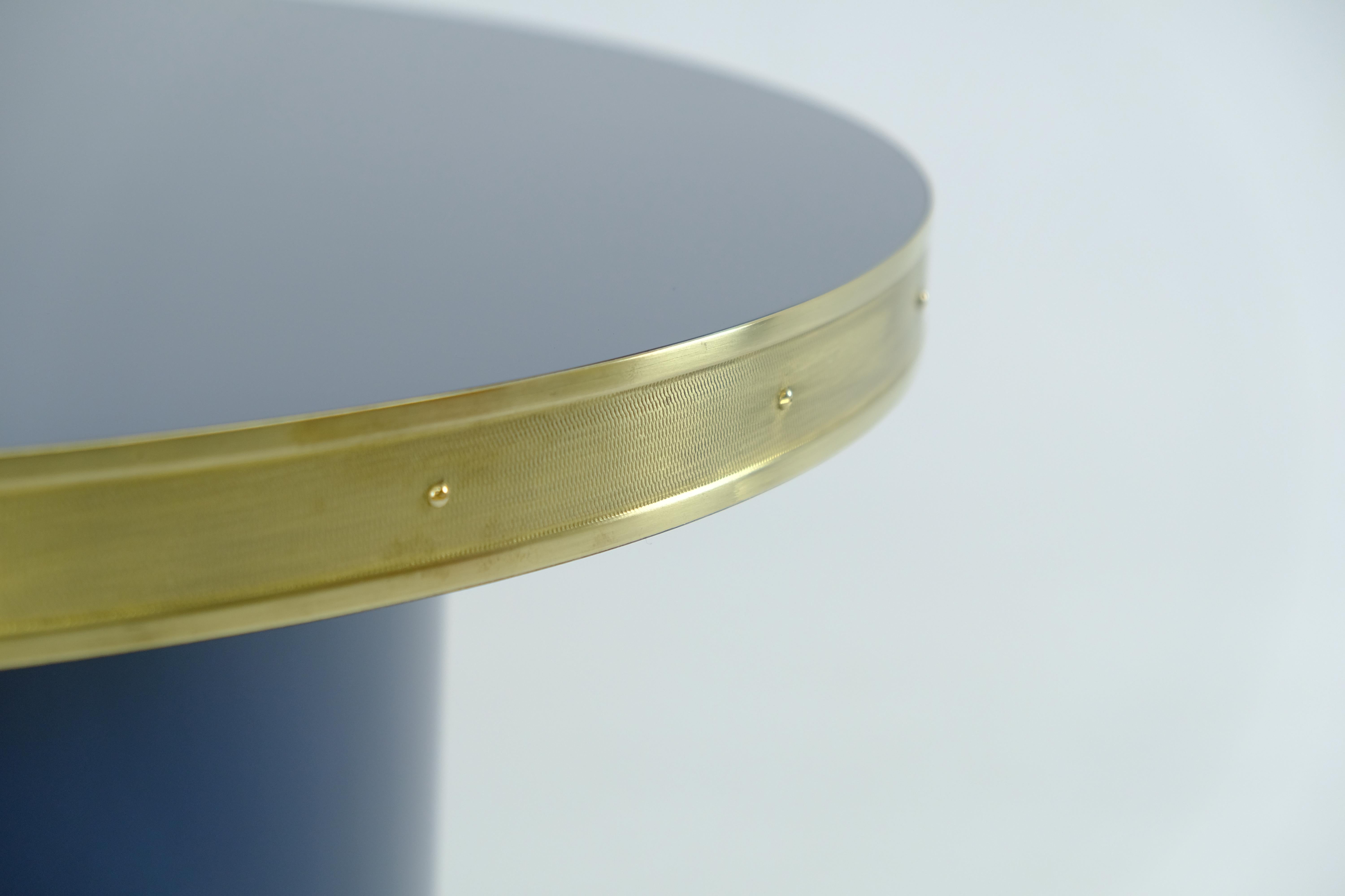 Julieta Mini Pedestal 

La Mesa auxiliar de pedestal redondo con tablero circular y cinta lateral de latón, es un mueble impresionante, elegante y funcional a la vez. 

Esta mesa se fabrica a medida con cinco opciones de color: Blanco Antic,