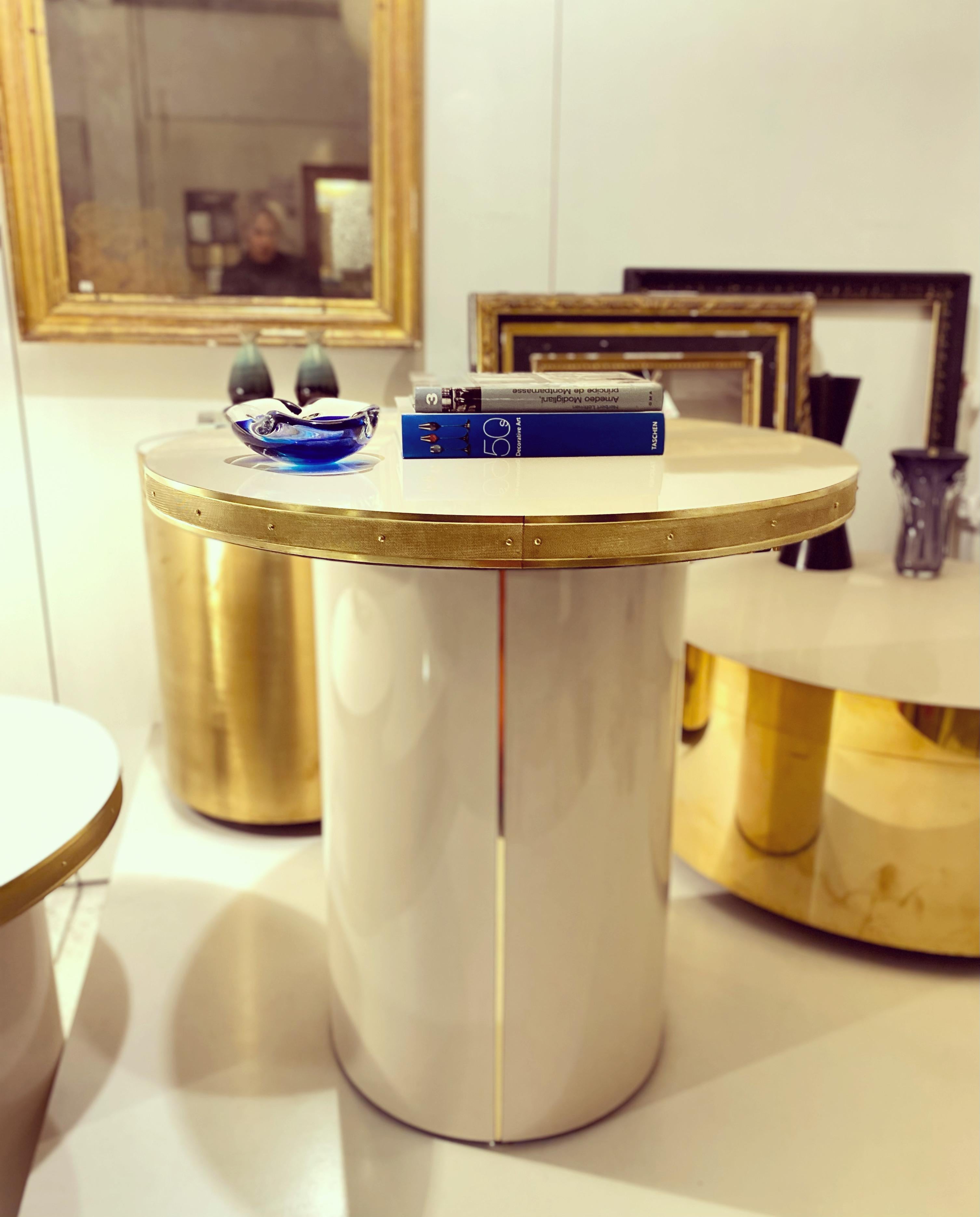 Side Table Round Pedestal High Gloss Circle Top Brass Tape Custom Color Medium In New Condition For Sale In Alcoy, Alicante