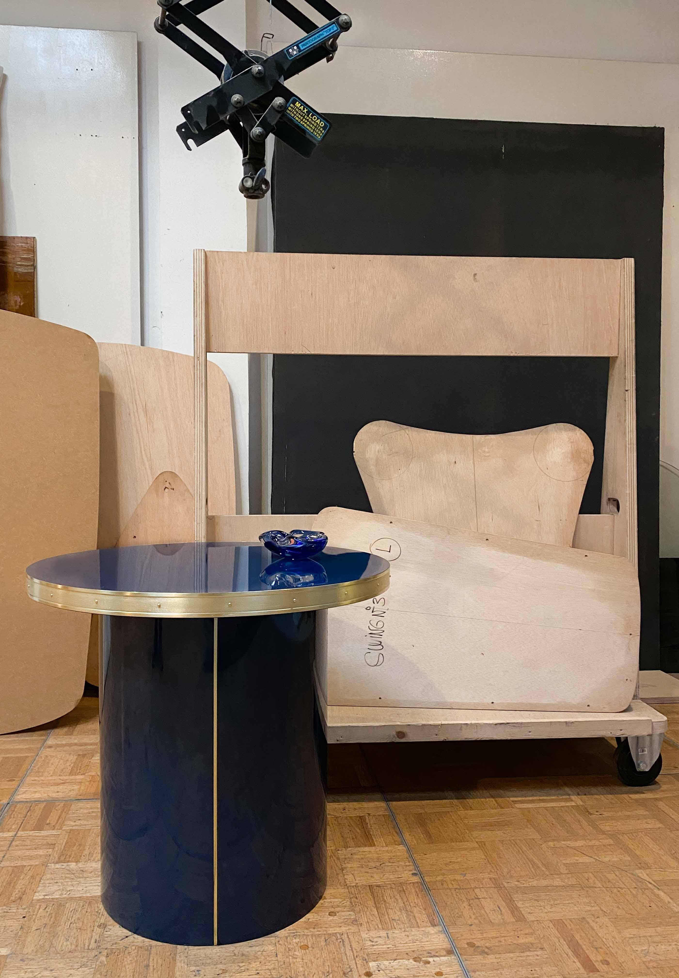 Mesa Auxiliar Pedestal Redondo Alto Brillo Tapa Círculo Cinta de Latón Color Personalizado Mediana en venta 2