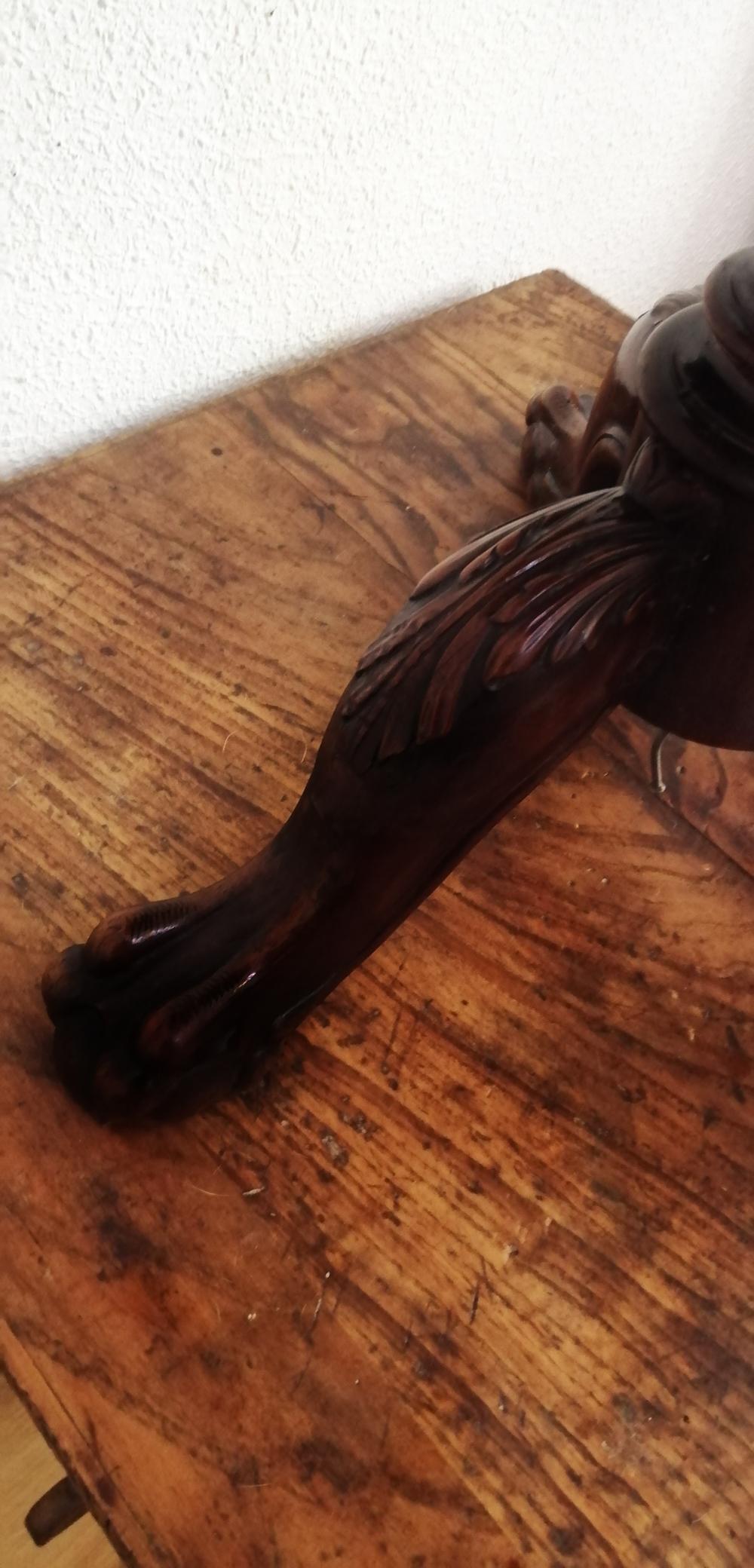 Large Side Table Round Tripod-Shaped with Lion-Shaped Legs For Sale 3