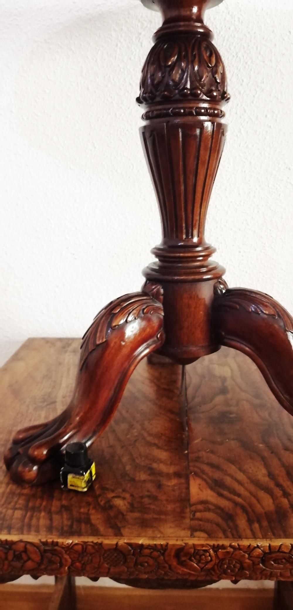 Large Side Table Round Tripod-Shaped with Lion-Shaped Legs For Sale 5