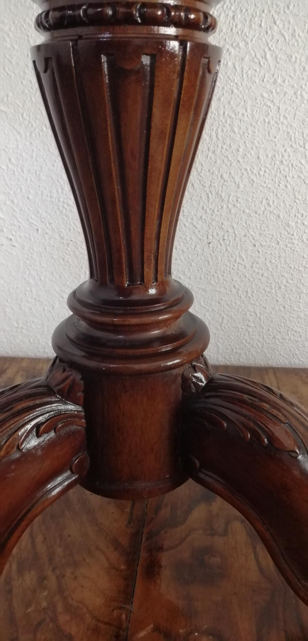 Large Side Table Round Tripod-Shaped with Lion-Shaped Legs For Sale 9