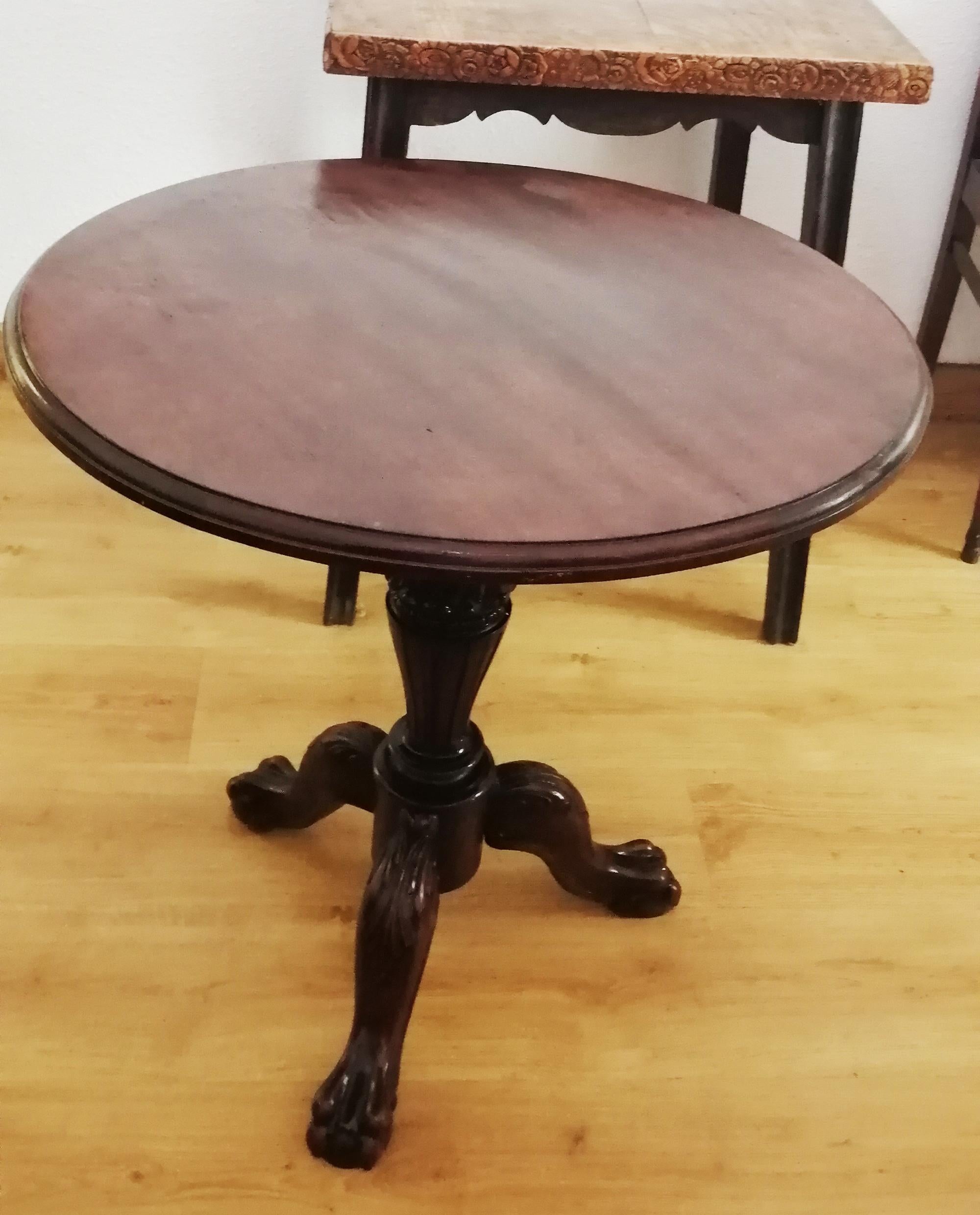 Large Side Table Round Tripod-Shaped with Lion-Shaped Legs For Sale 10