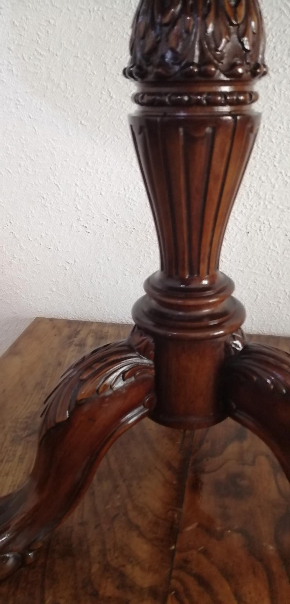 Grande table d'appoint ronde en forme de tripode avec pieds en forme de lion en vente 12