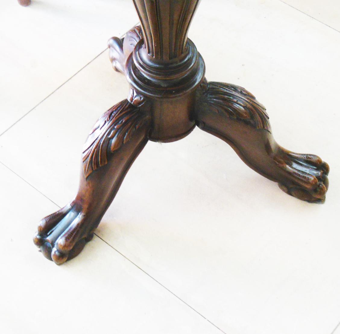 Round tripod-shaped side table with lion-shaped legs
  
It has a brown color with a nice vet on the leg, the lion's claw
  
It has a good size, ideal as a side table as it can serve as multiple functions in the living room or even in an entrance or